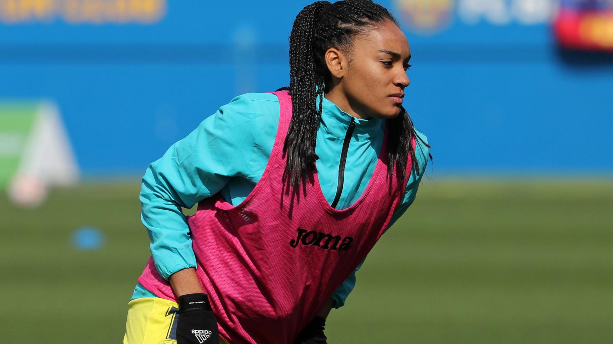 Salma Paralluelo warms up for Villarreal