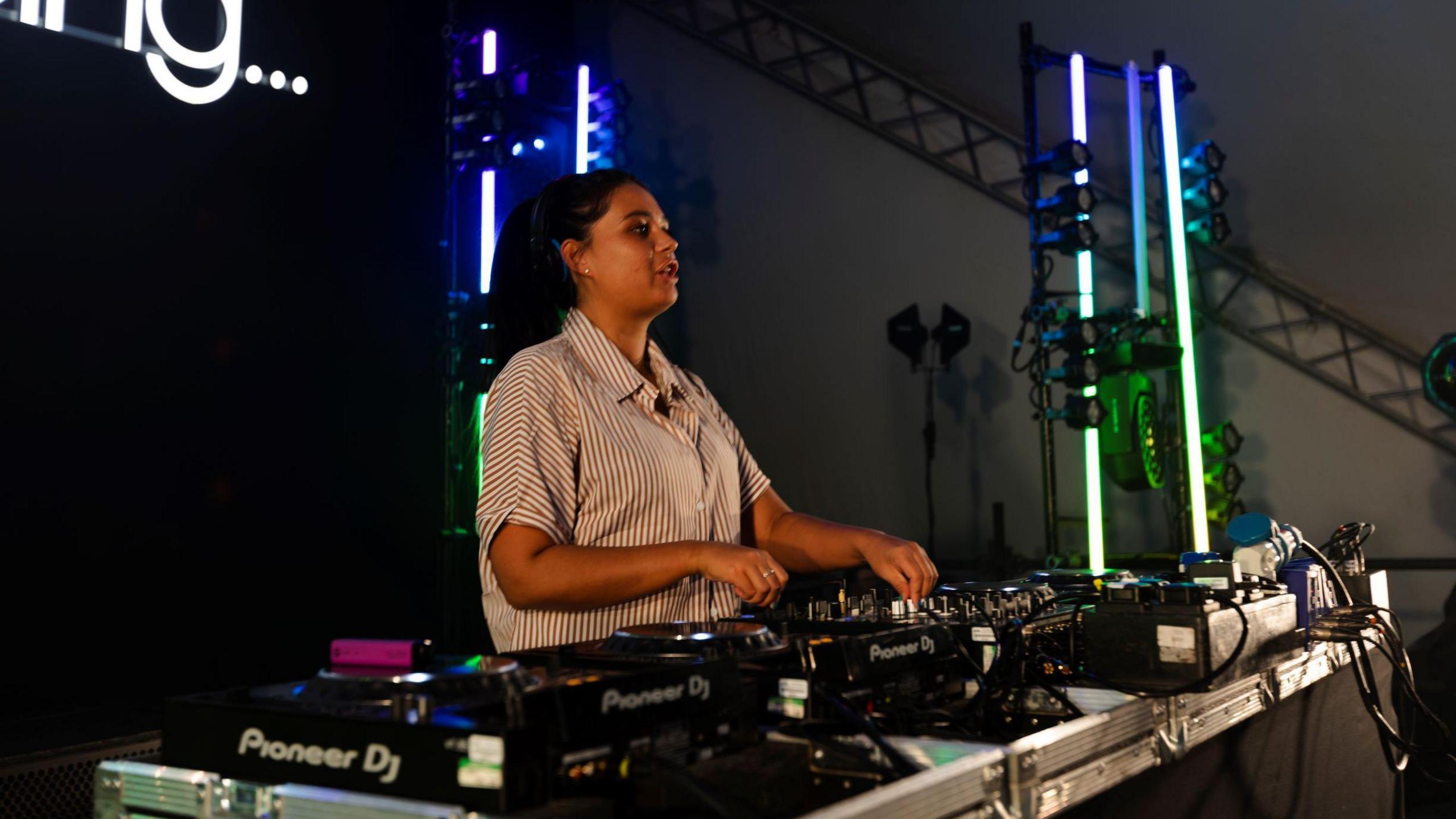 Hannah Djing at the decks