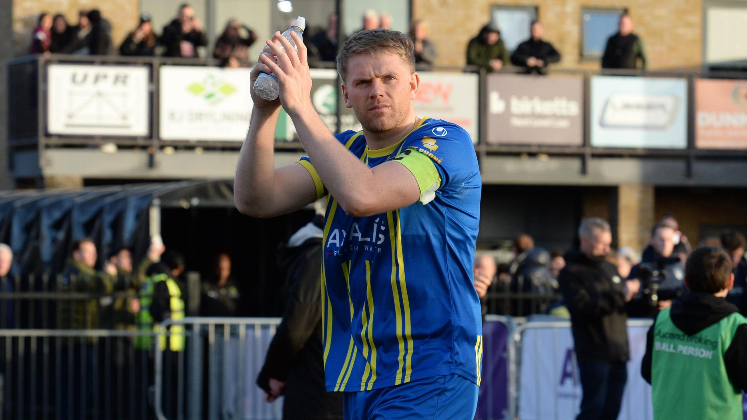 Emlyn Lewis ar ôl y fuddugoliaeth yn erbyn Chelmsford yn ail rownd Cwpan yr FA