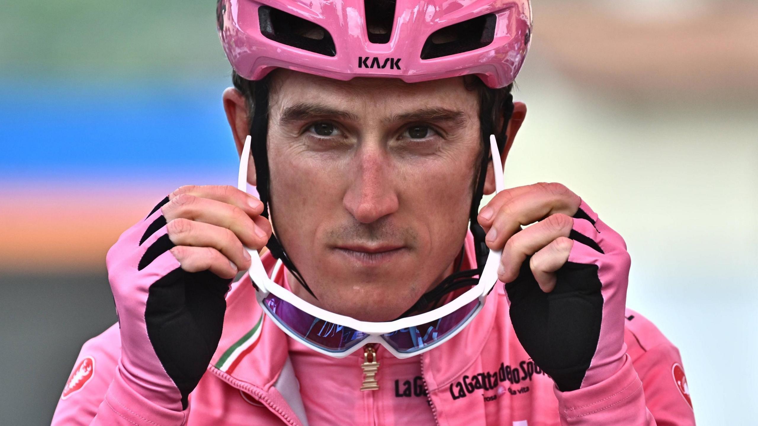 Geraint Thomas yng ngwisg pinc y maglia rosa