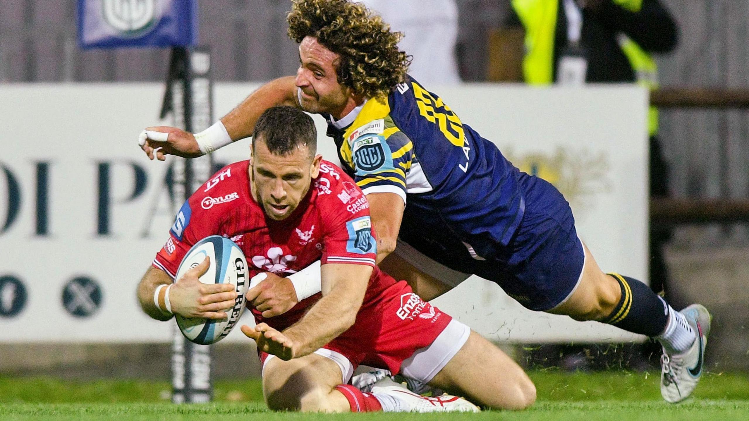 Gareth Davies scores a try