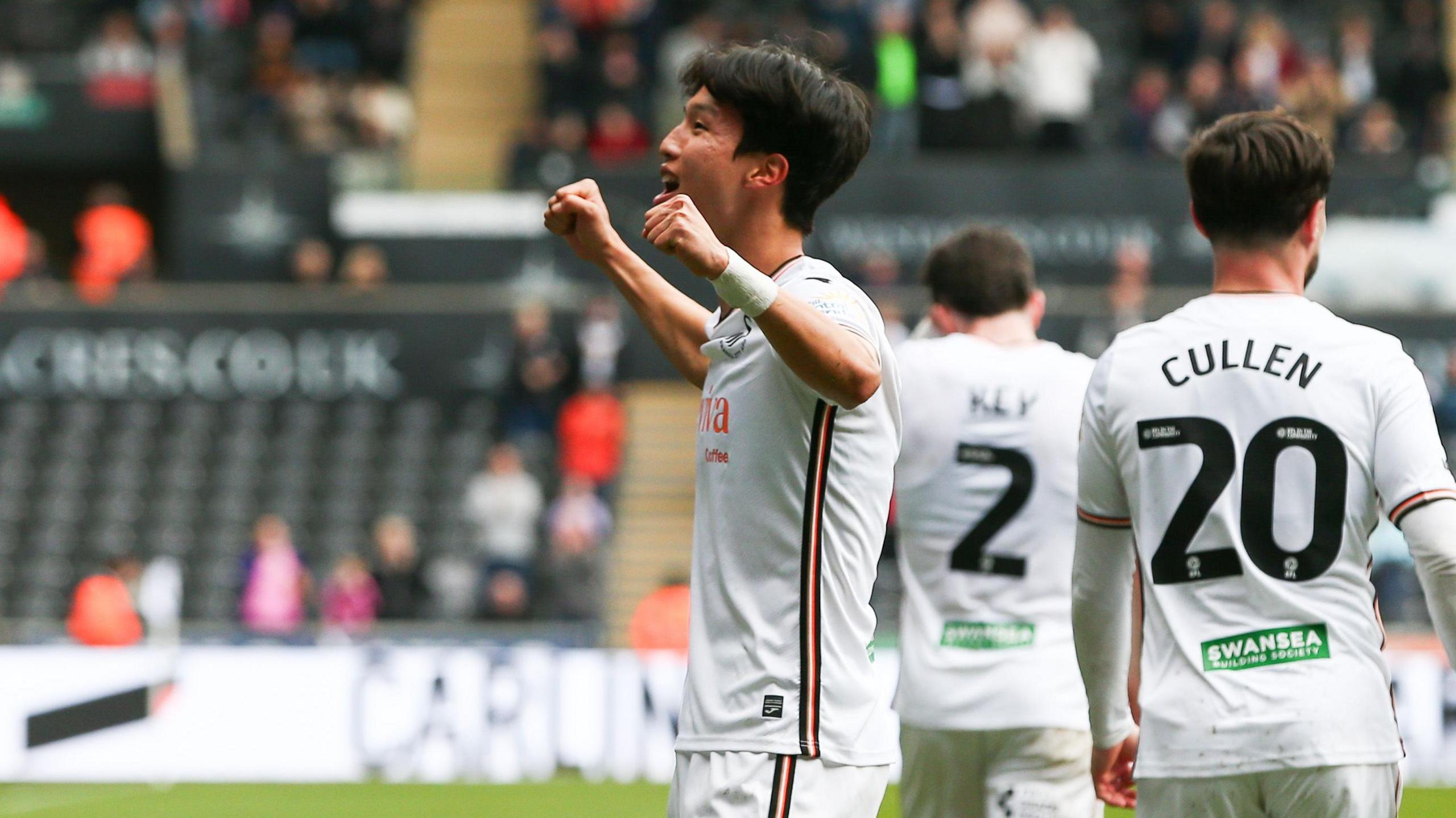 Eom Ji-Sung celebrates 