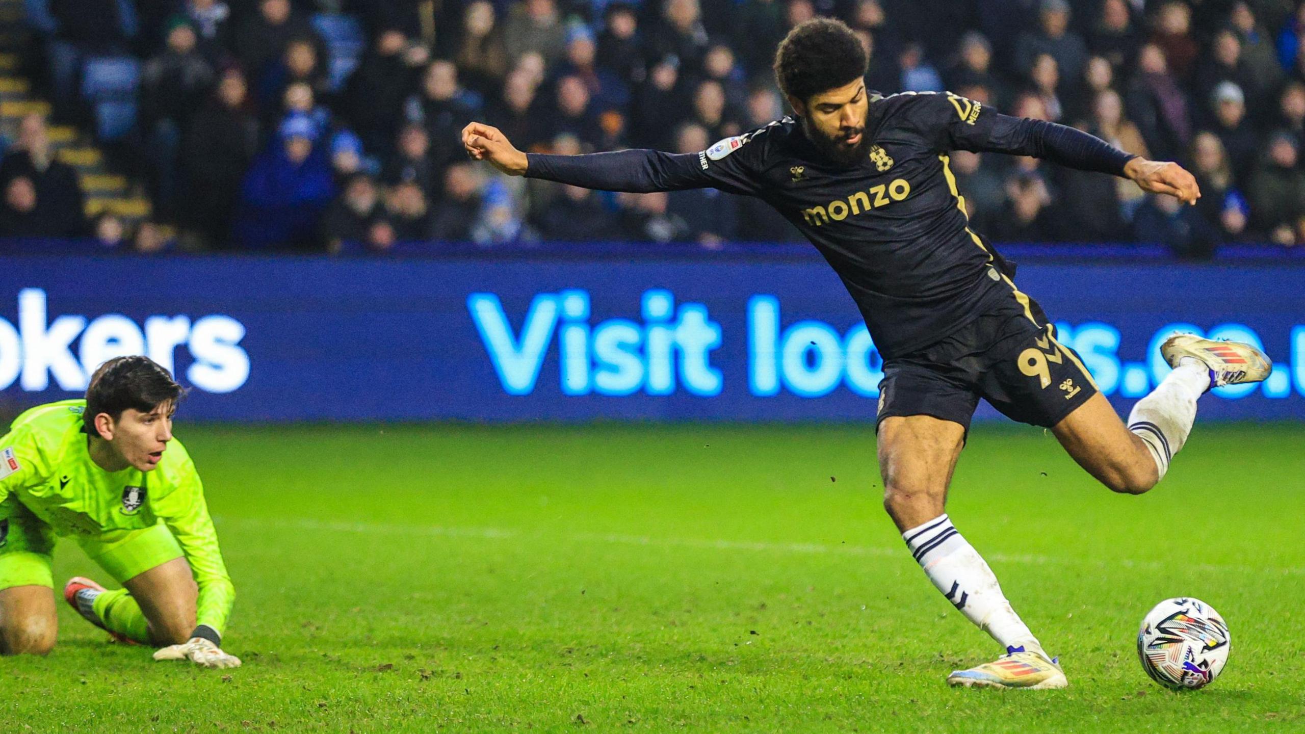 Coventry striker Ellis Simms pounces on mistake from Sheffield Wednesday goalkeeper James Beadle to make it 2-1. 