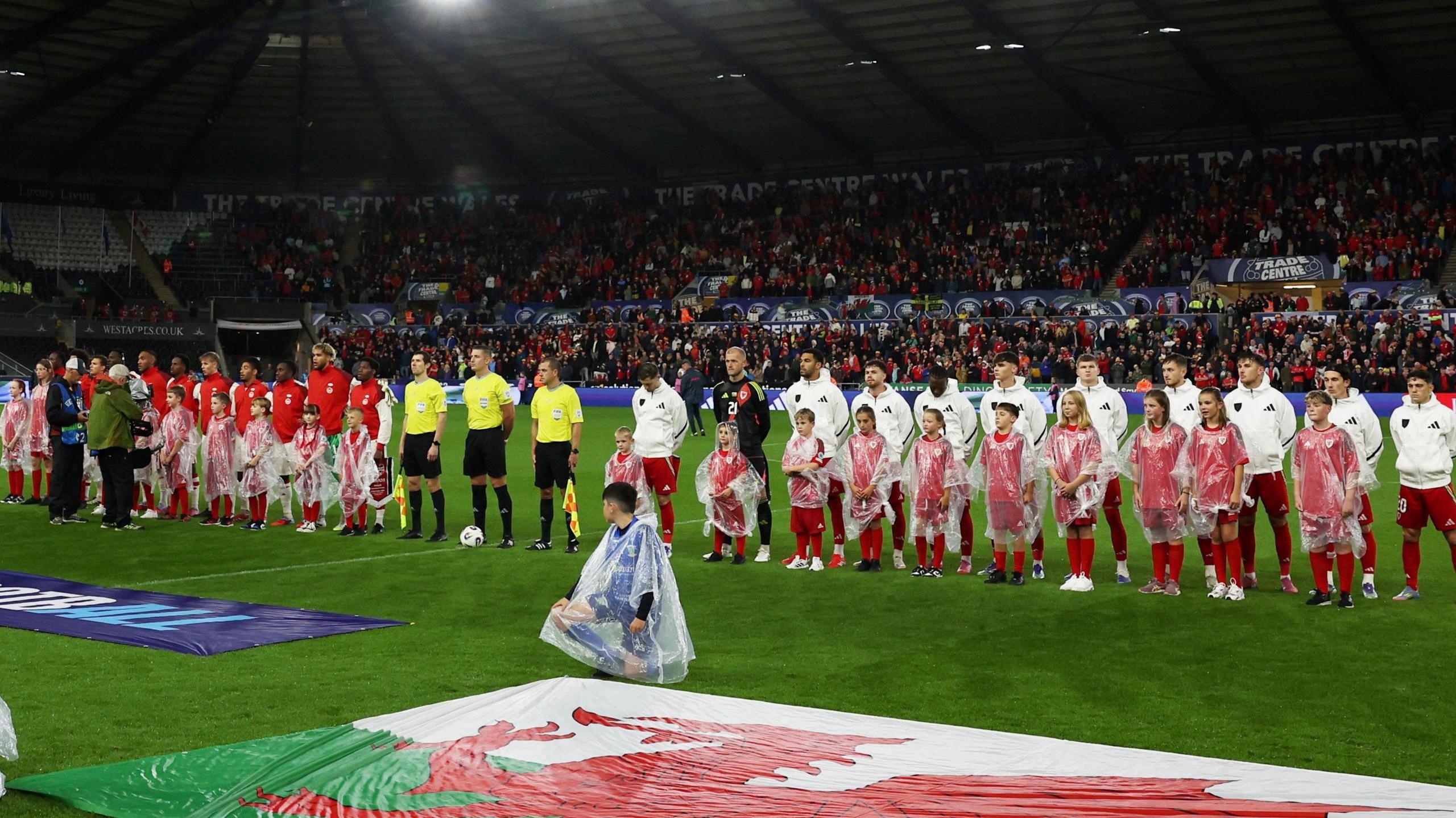 Chwaraeodd Cymru yn erbyn Canada mewn gêm gyfeillgar ym mis Medi