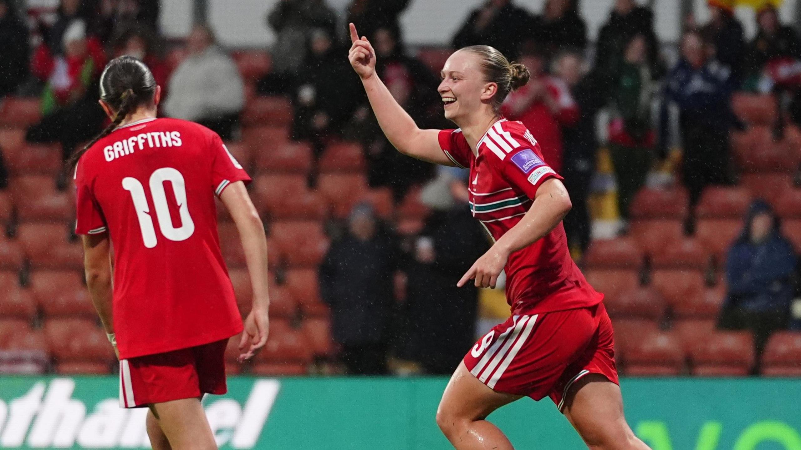 Elise Hughes yn dathlu