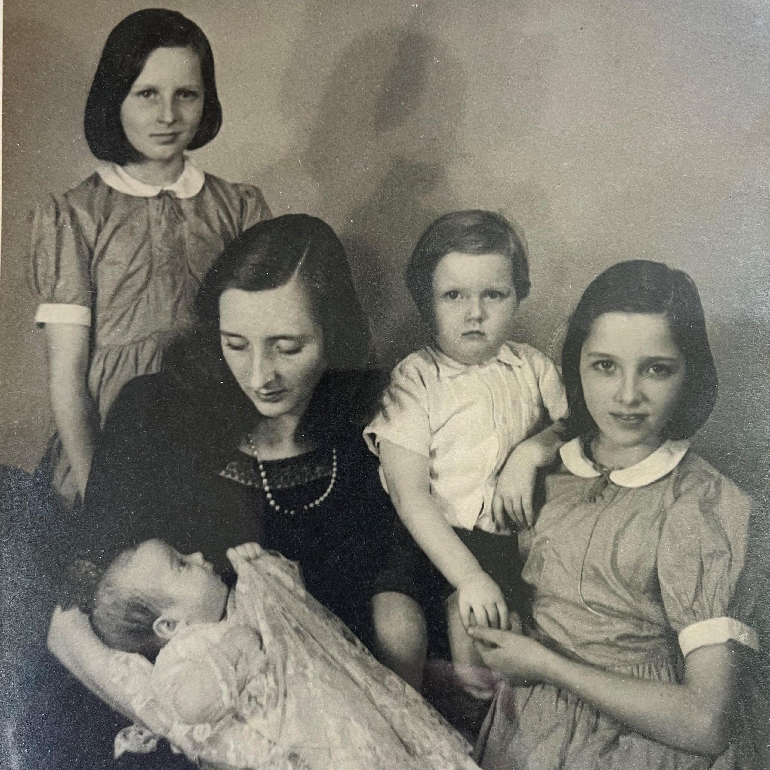 A 1940 black and white family potrait of the Dowager Viscountess Selby with her four children Xandra, Audrey, Michael and Edward.