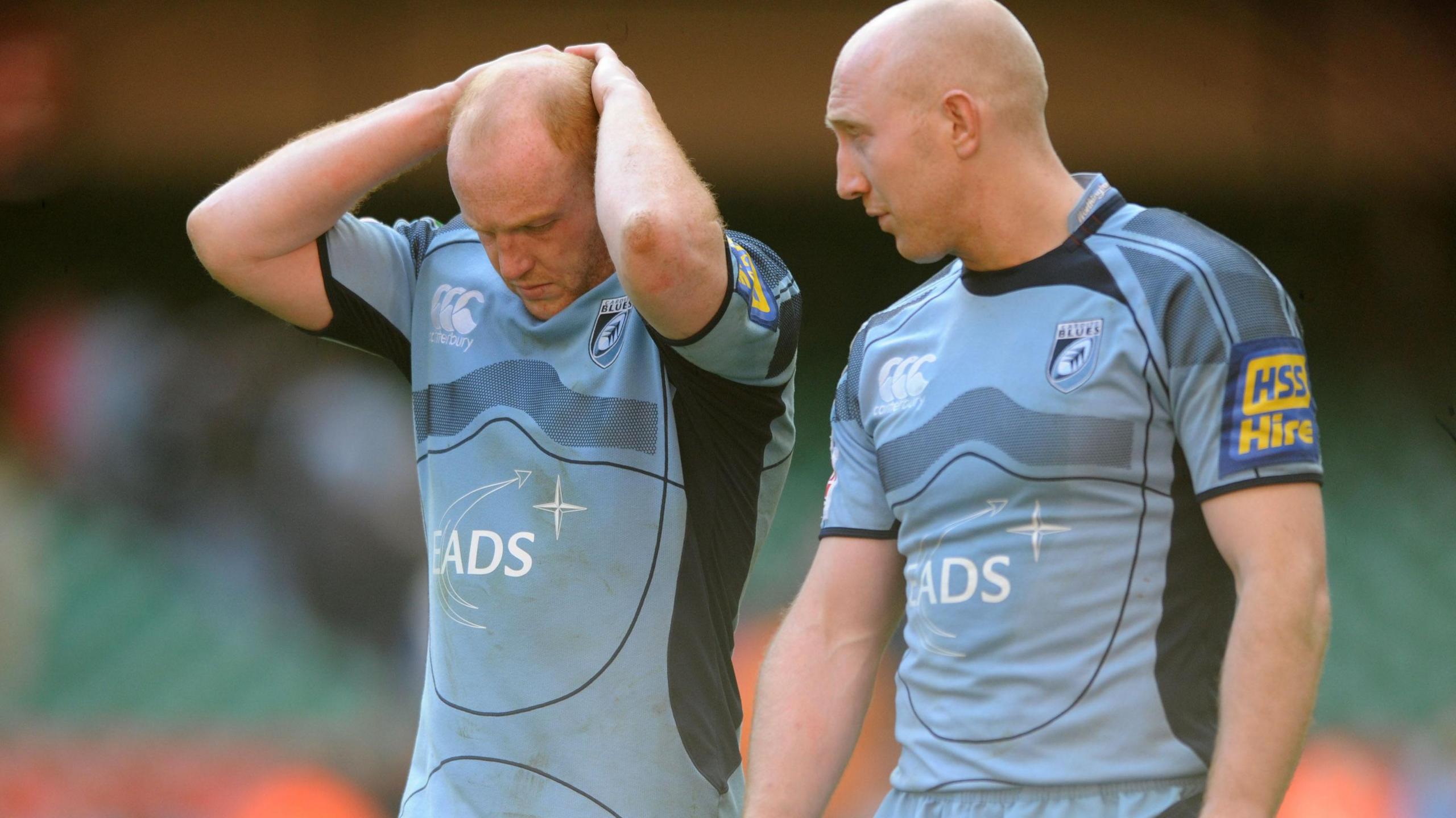 Cardiff's Martyn Williams and Tom Shanklin looks dejected.