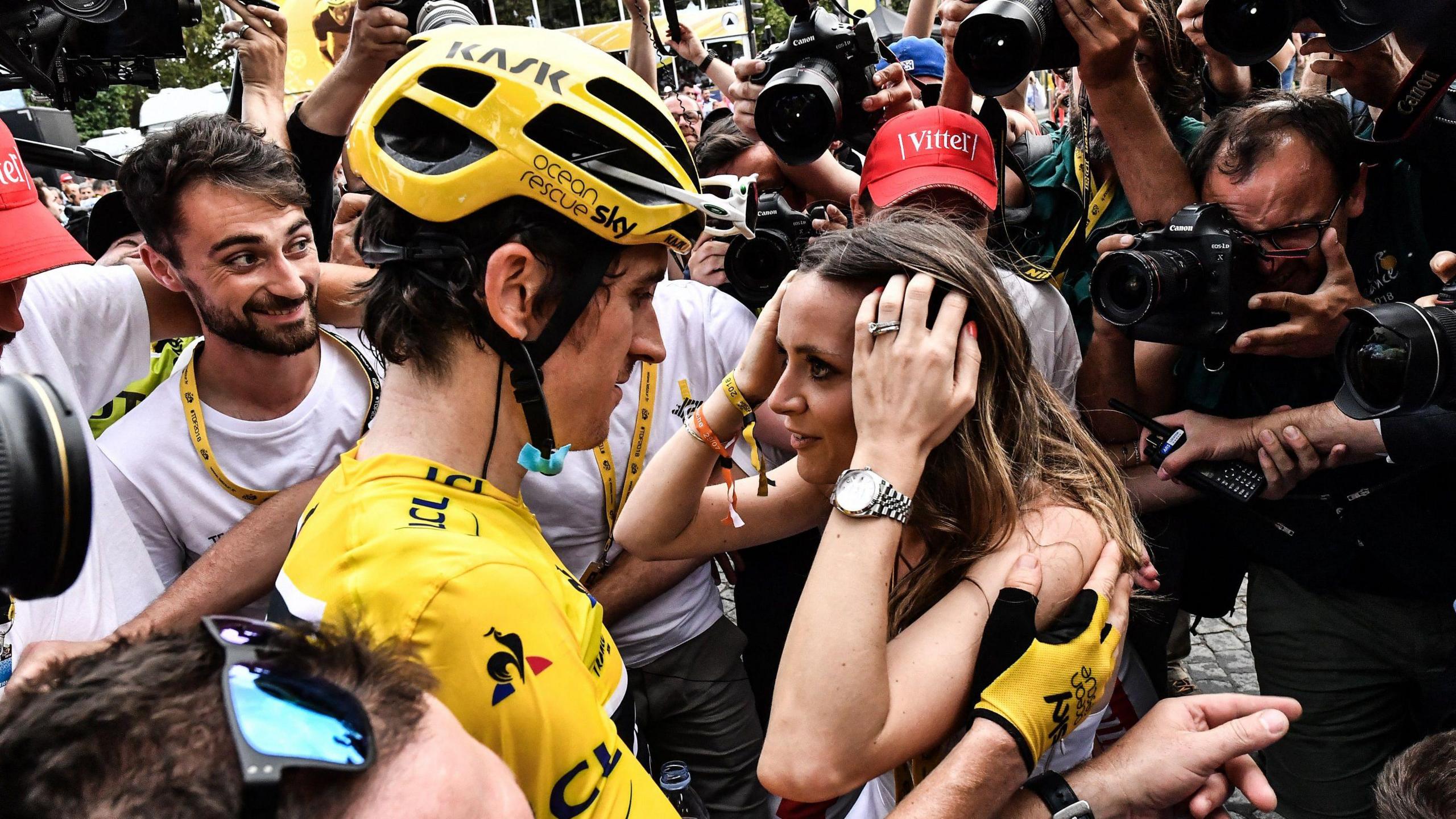 Geraint Thomas a'i wraig Sara yn dathlu ar ôl cymal 20 o'r Tour de France yn 2018