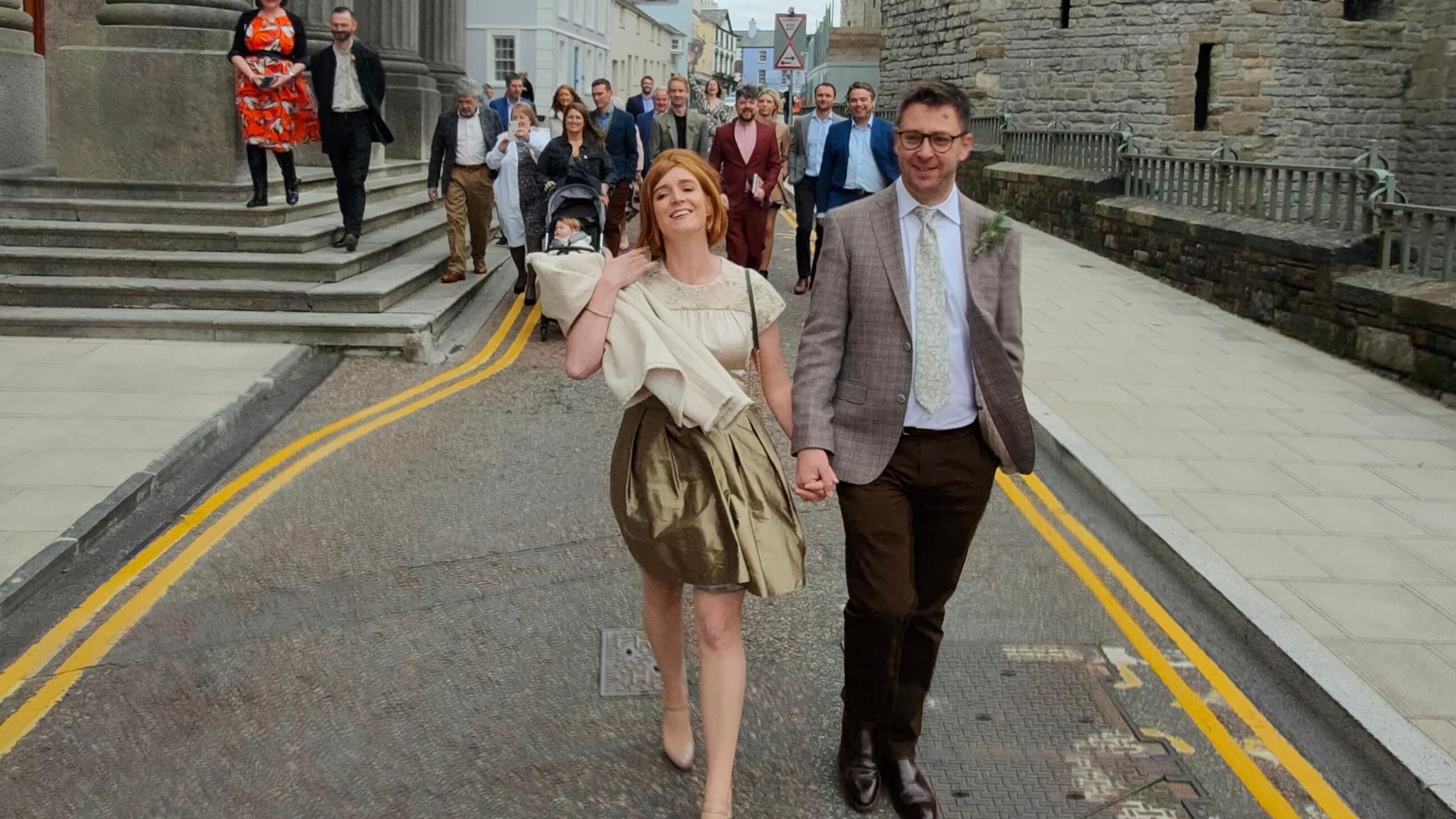 Manon ac Iwan yn priodi yng Nghaernarfon