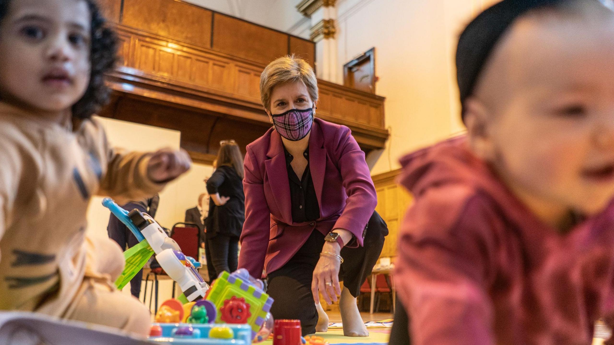 Nicola Sturgeon in a Govan charity to mark the doubling of the Scottish Child Payment in 2022