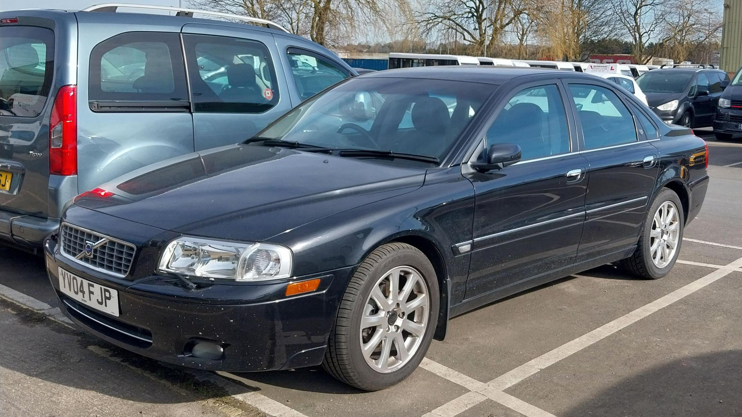 The black 2004 Volvo S80.