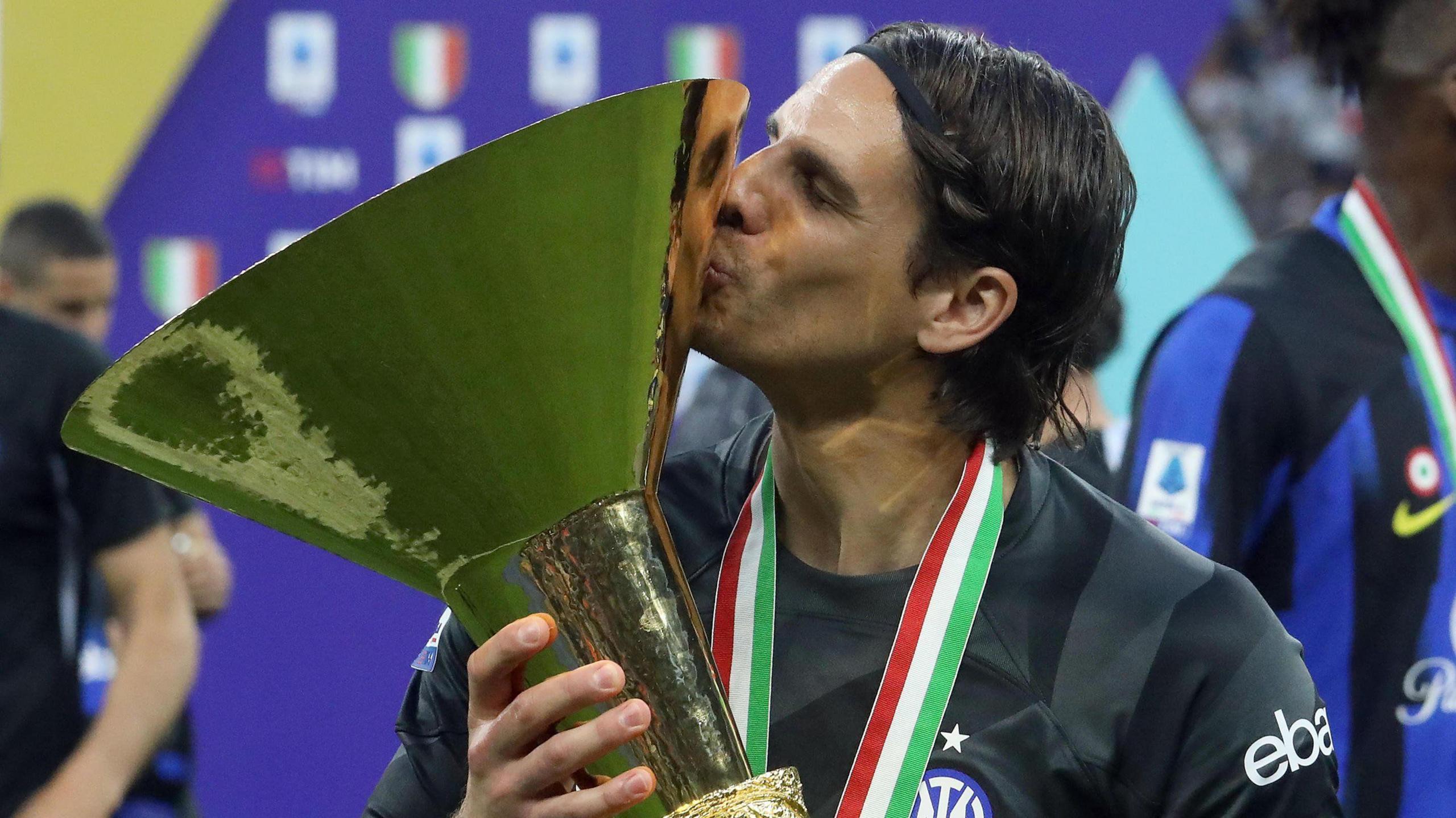 Yann Sommer a' pògadh duais Serie A às dèidh a buannachadh le Inter Milan