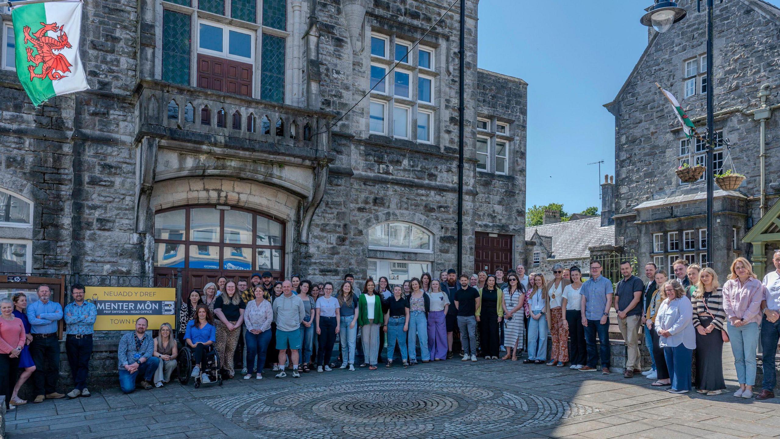Staff Menter Môn tu allan i Neuadd y Dref, Llangefni