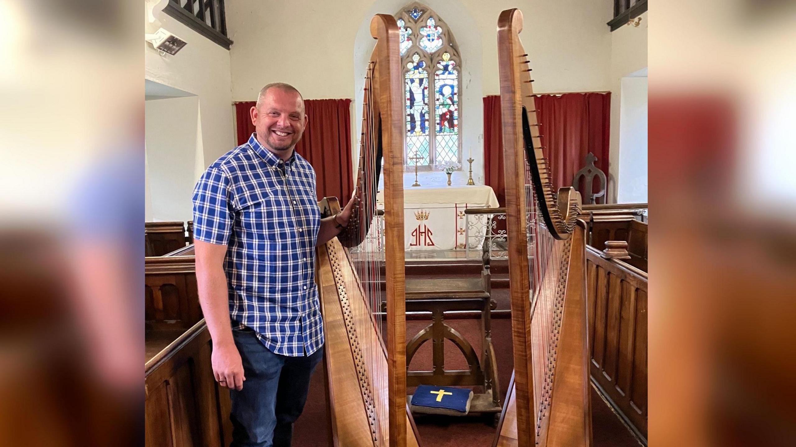 Steffan Thomas gyda'r ddwy delyn deires