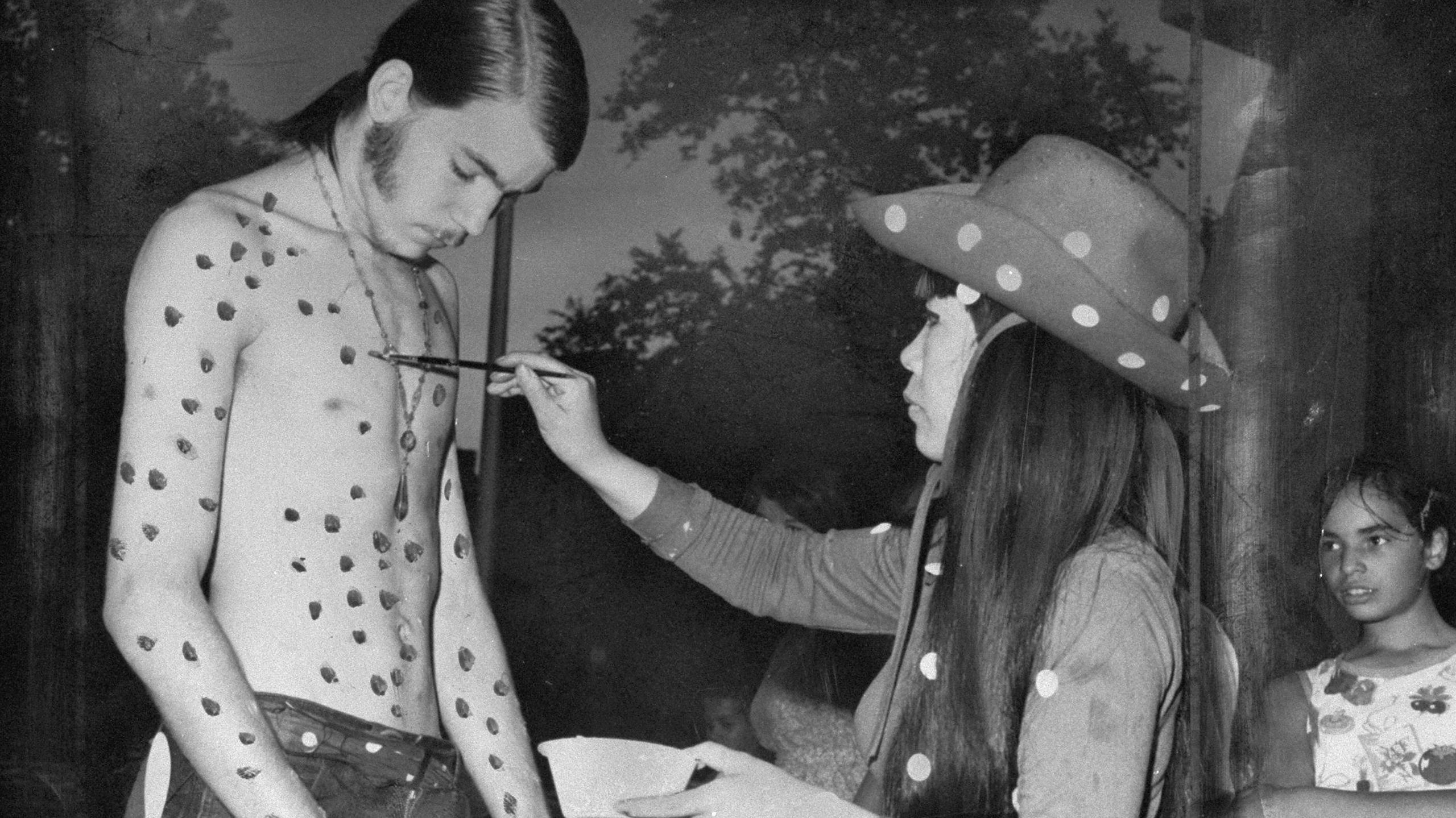 Yayoi Kusama paints body of Kent Feathergill, 1967.
