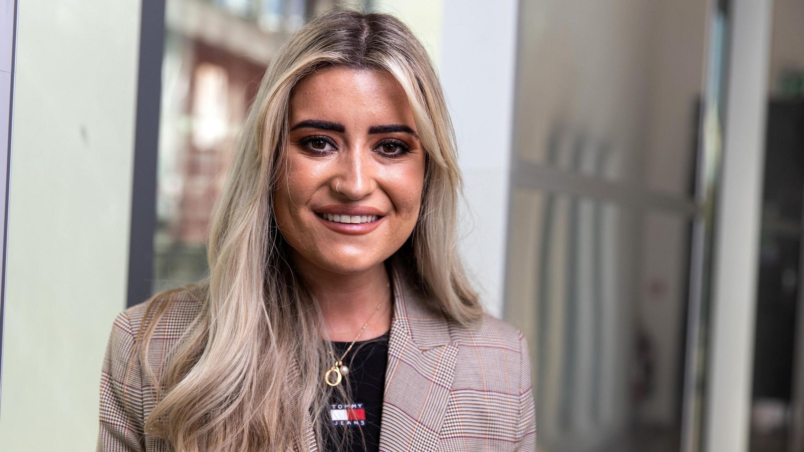 Livi Melville-Jones yng nghynhadledd newyddion Hanner Marathon Caerdydd 202