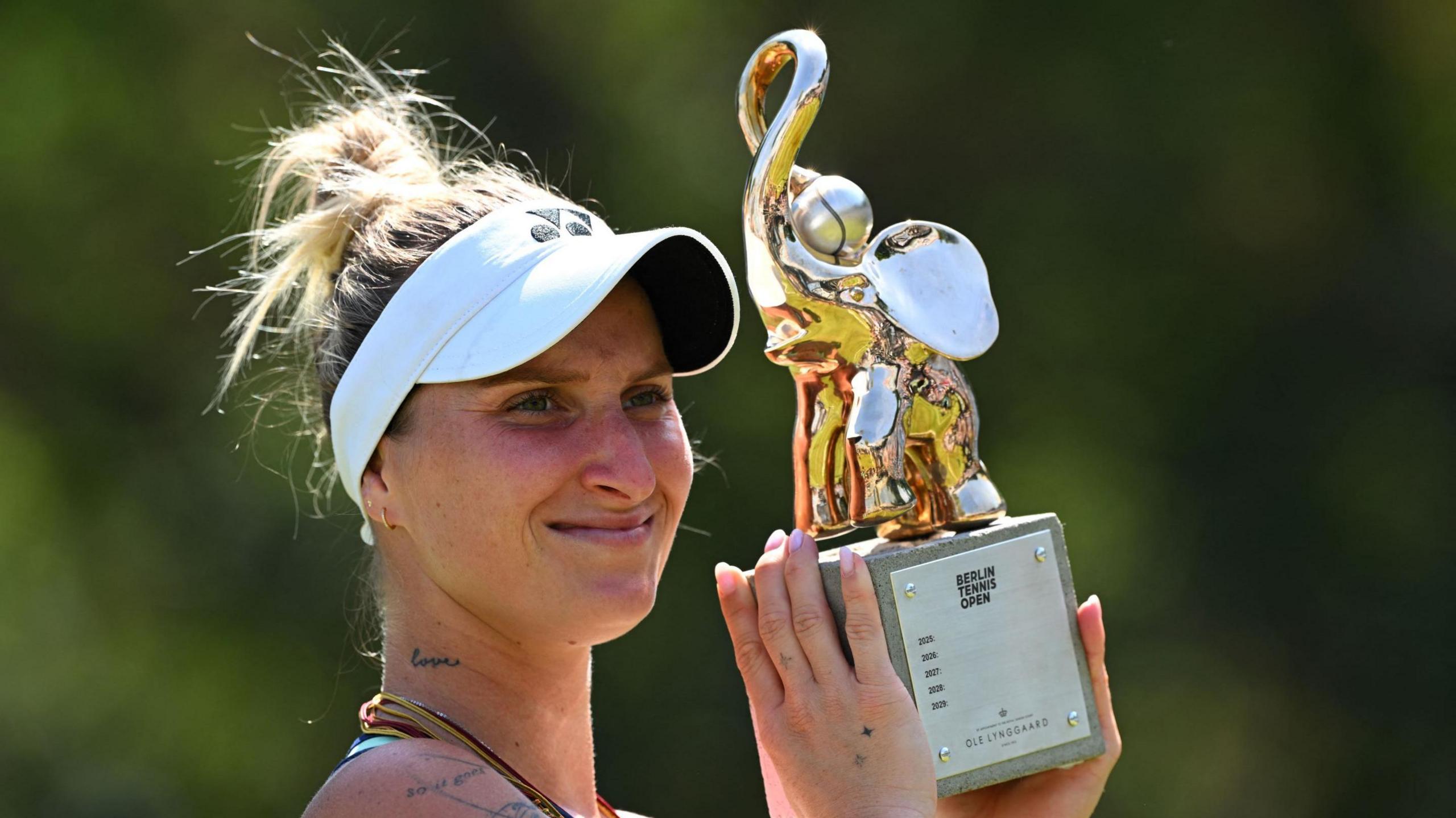 Marketa Vondrousova lifts the 2025 Berlin Open trophy