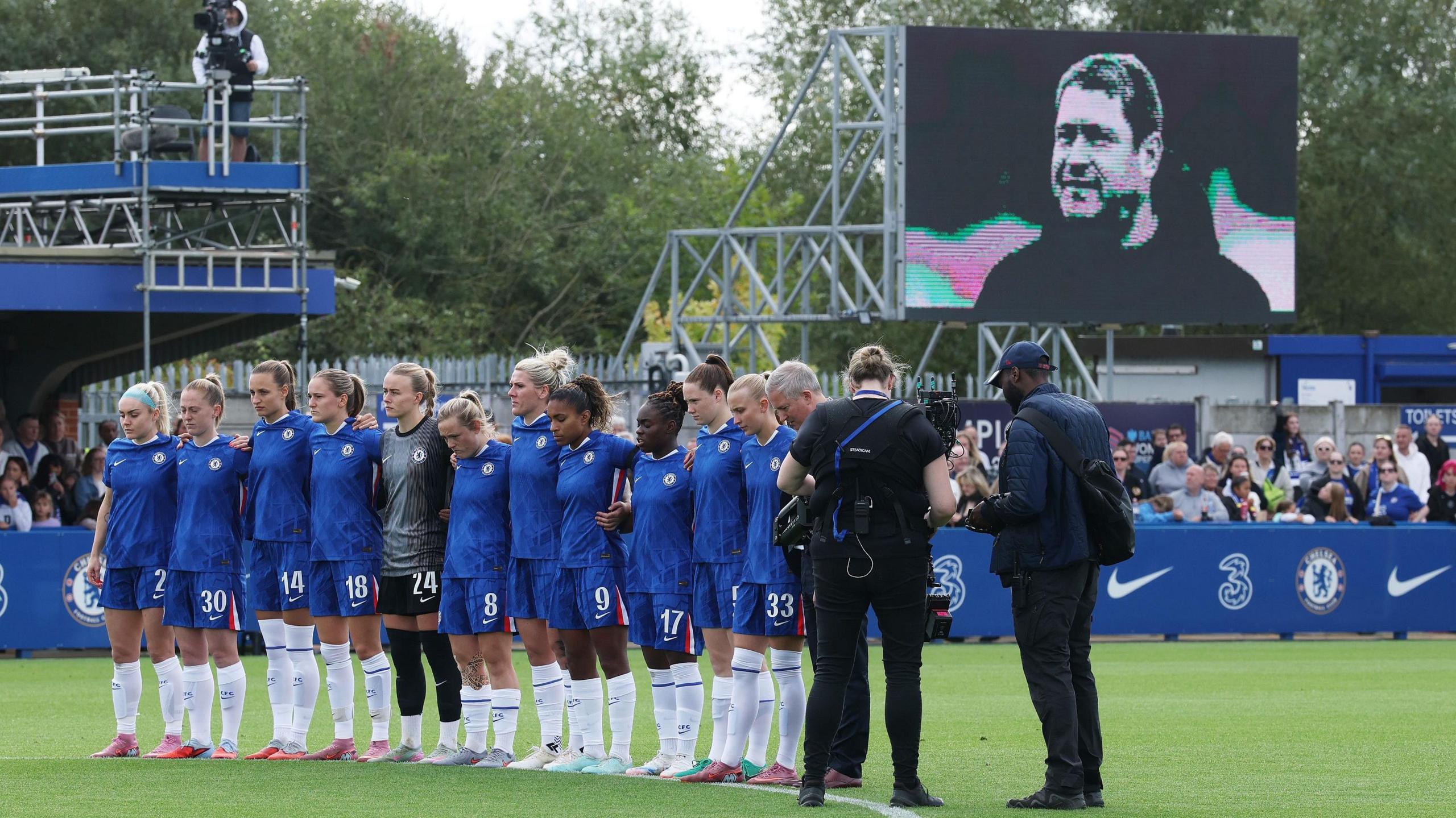 Chelsea players hold a minute's silence for Matt Beard