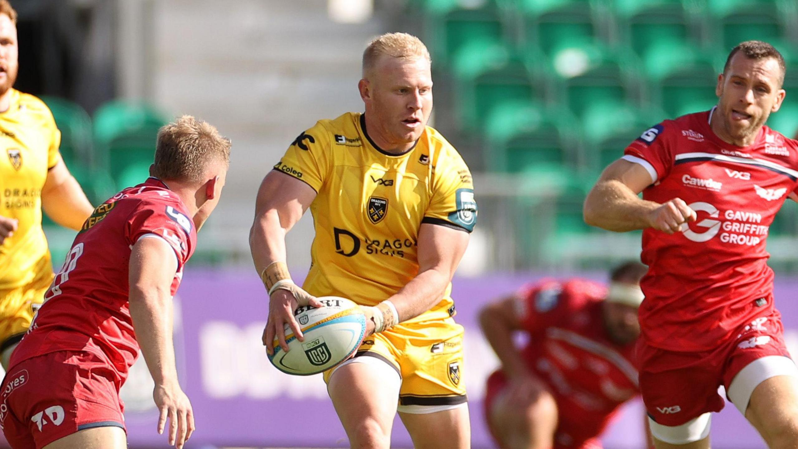 Tinus de Beer on the run for Dragons against Scarlets in pre-season