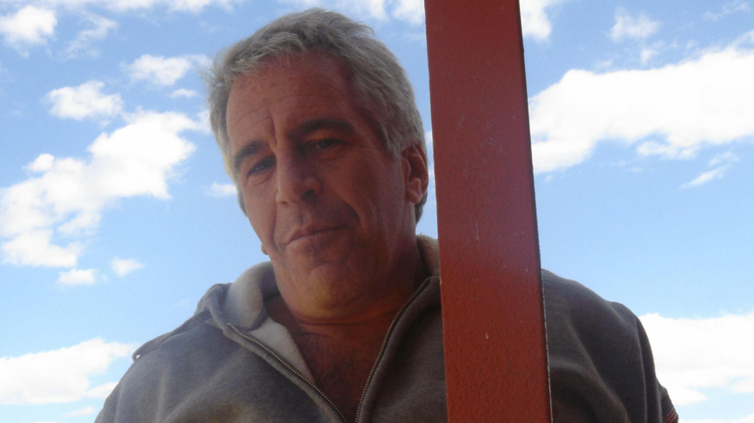 Një imazh i Jeffrey Epstein në dosjet e Epstein të publikuara nga Departamenti Amerikan i Drejtësisë
