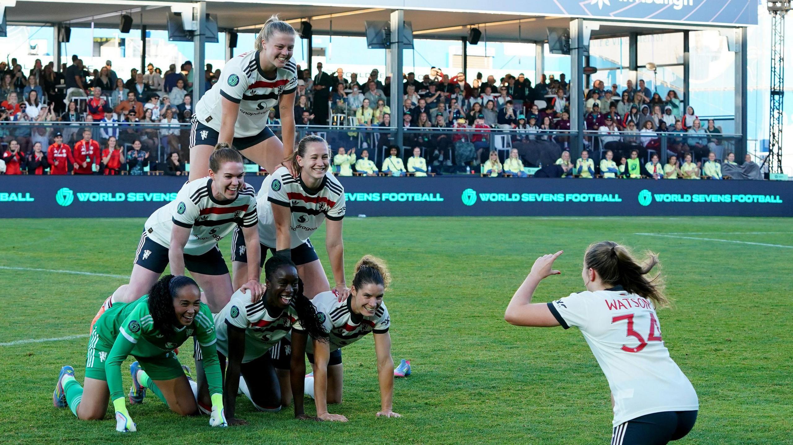 Manchester United players form a pyramid