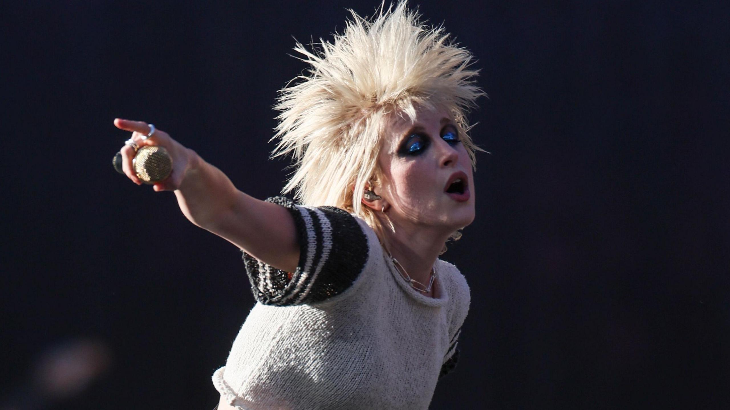 Hayley Williams pointing on stage