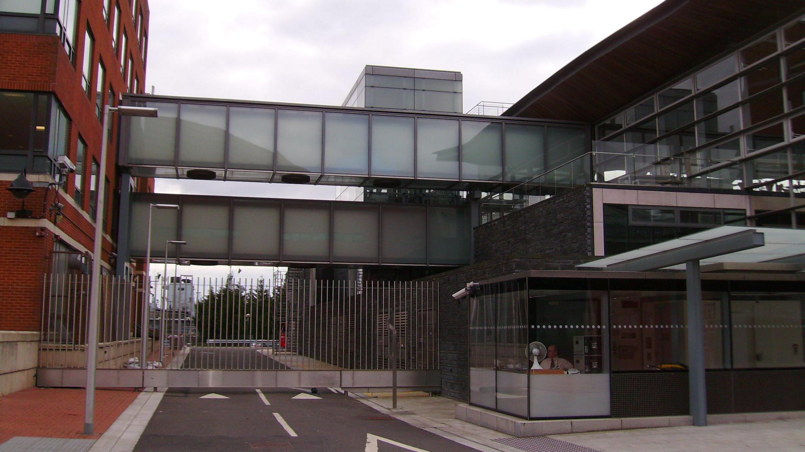 Mae'r llun yn dnagos dwy bont wydr sy'n cysylltu Tŷ Hywel ar y chwith â'r Senedd ar y dde.