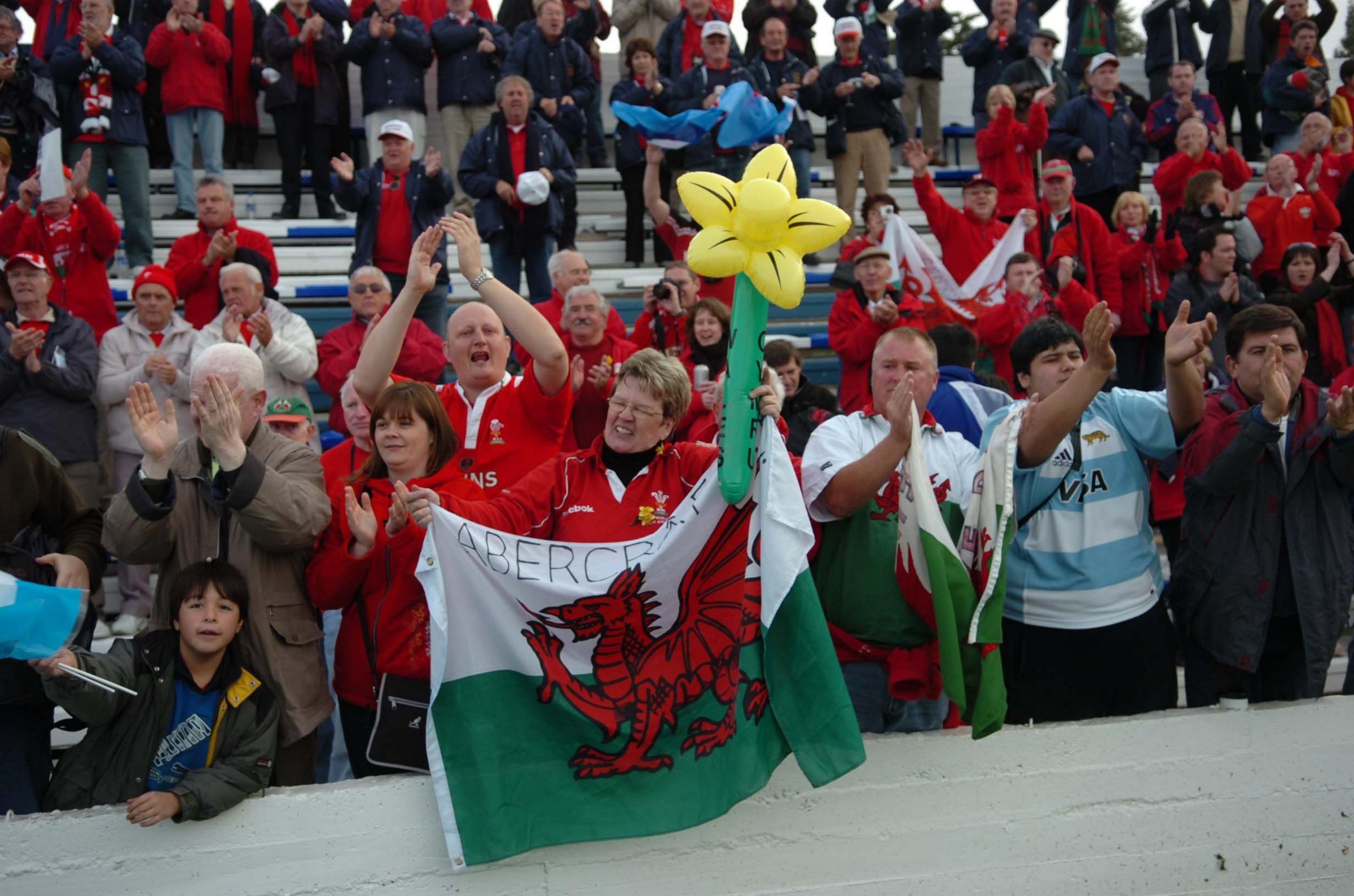 Cefnogwyr Cymru a'r Ariannin yn dathlu gyda'i gilydd ym Mhorth Madryn yn 2006
