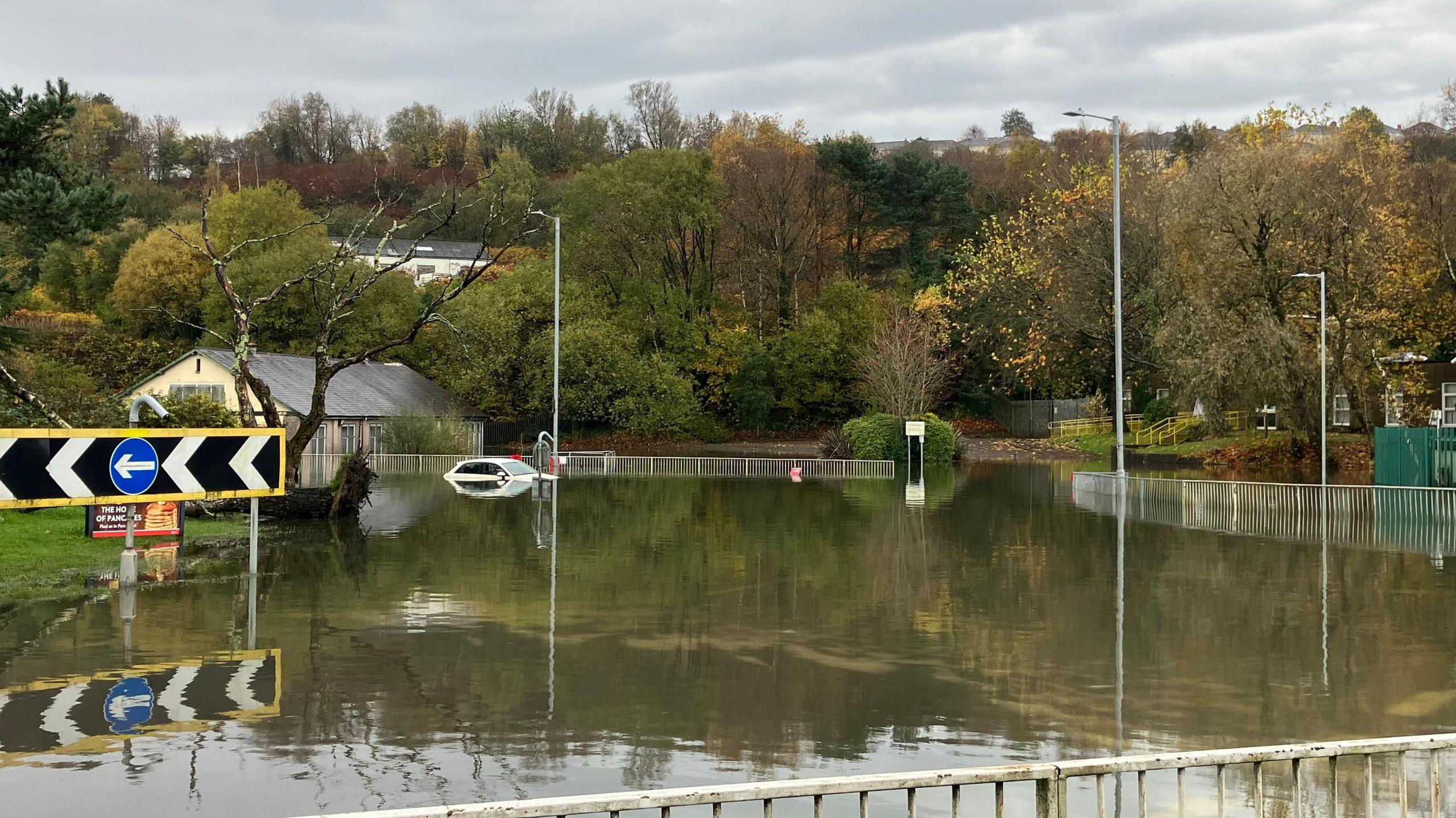 Mae cylchfan Cwmbwrla yn Abertawe dan ddŵr fore Mercher