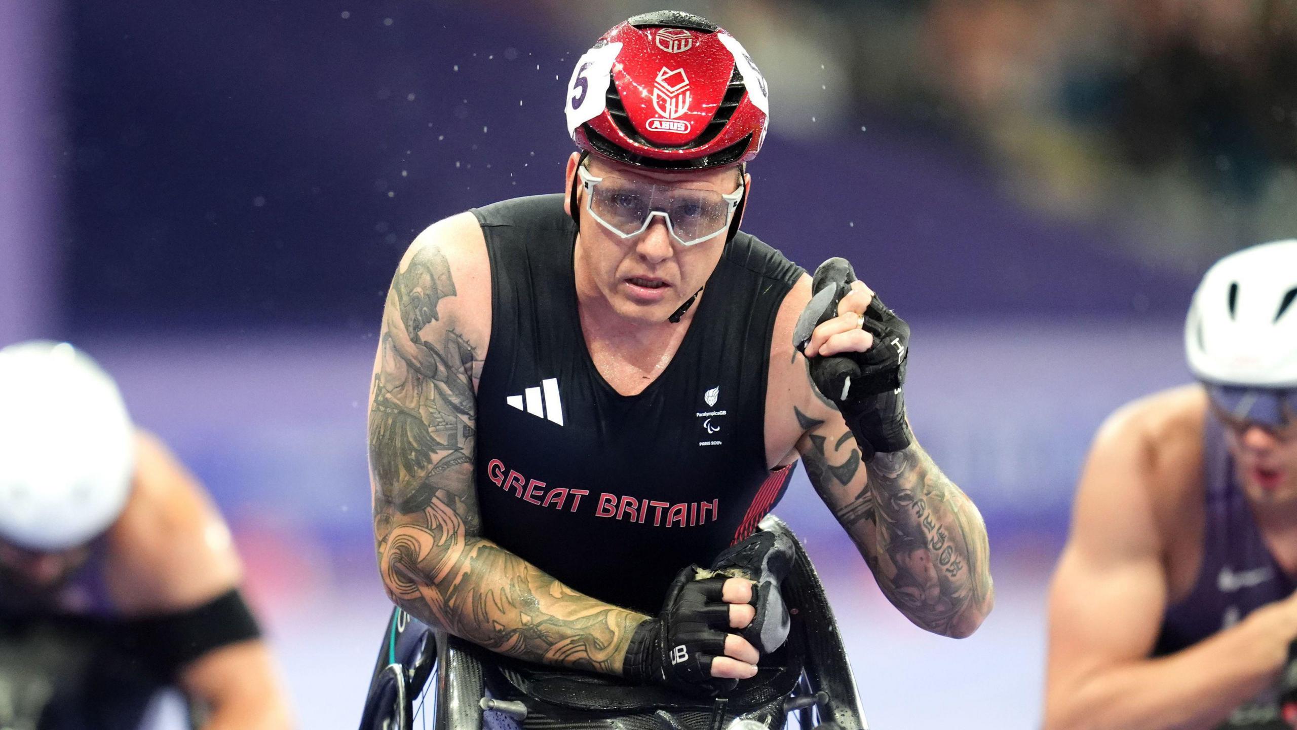 David Weir wins his heat in Paris