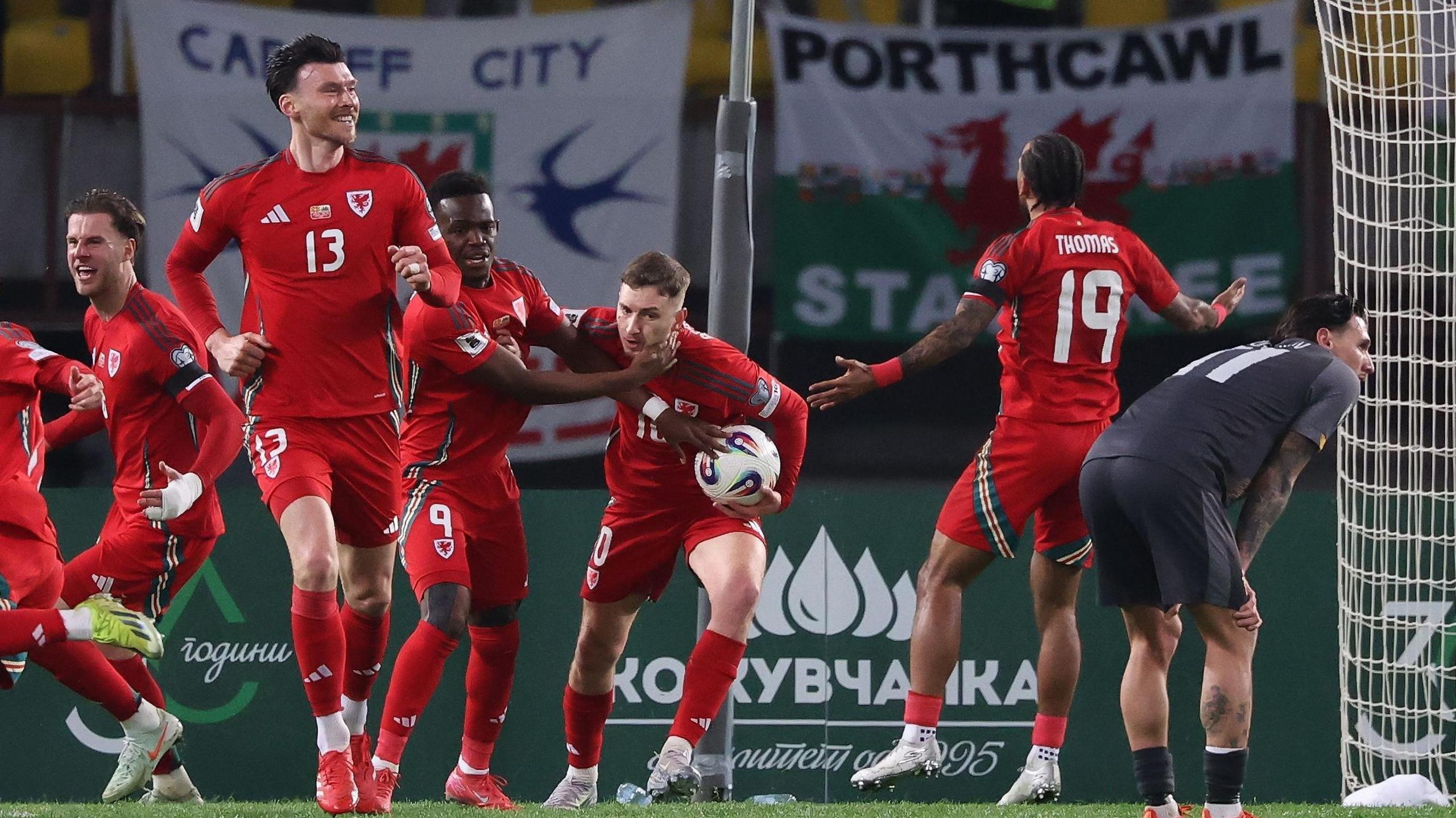 David Brooks yn dathlu