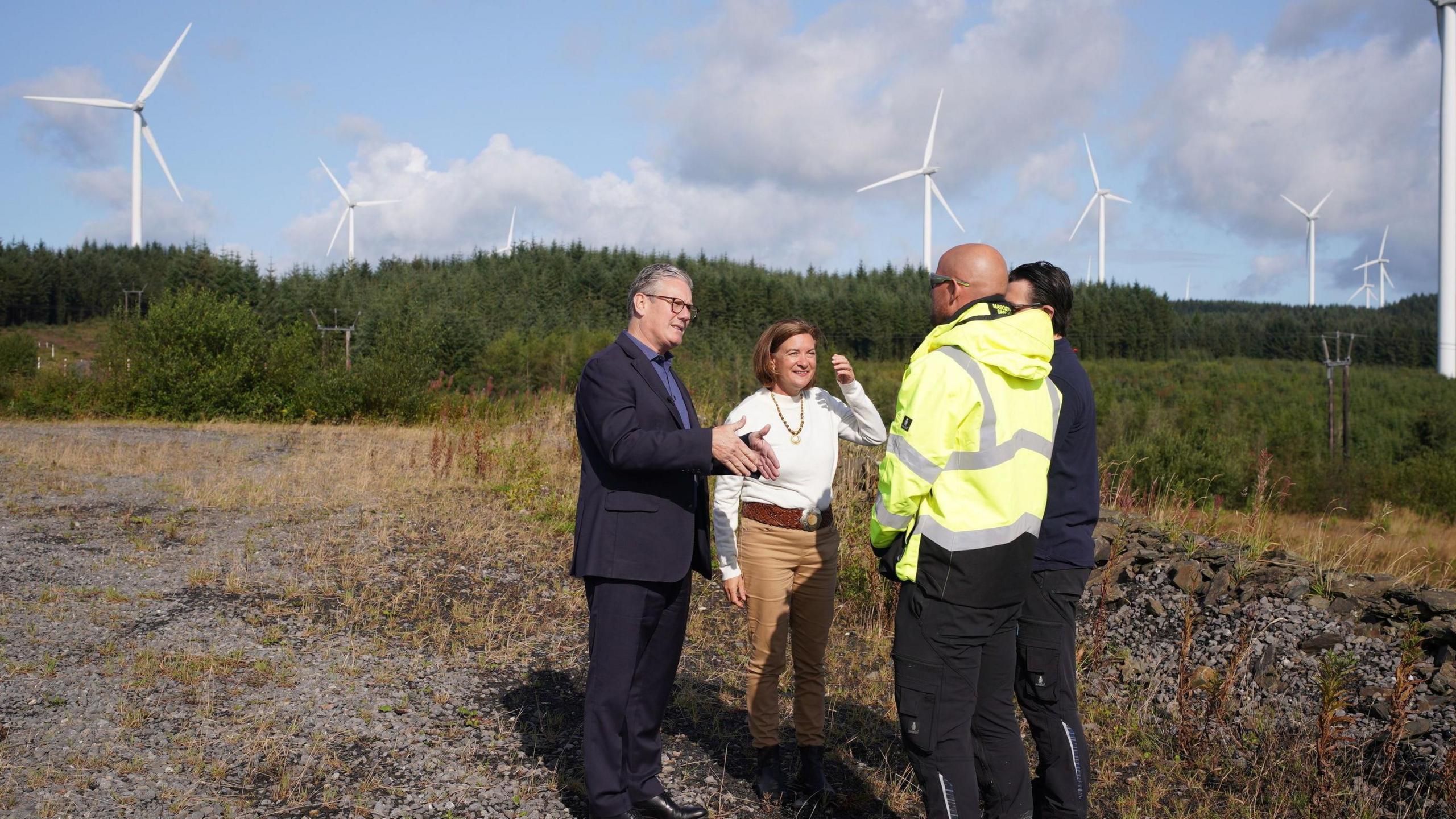 Syr Keir Starmer ac Eluned Morgan ar ymweliad a fferm wynt yn y gorllewin