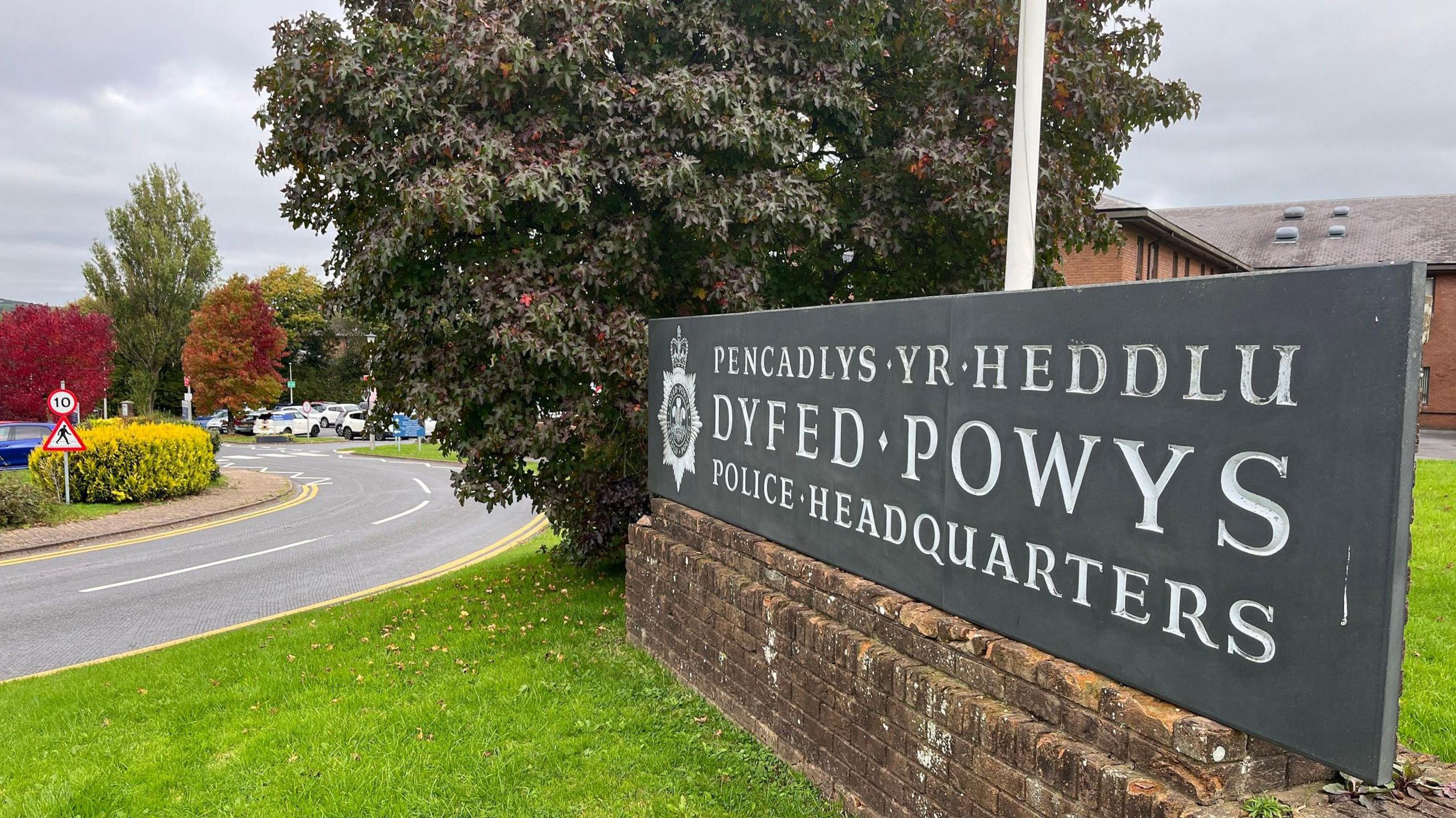 Pencadlys Heddlu Dyfed-Powys yn Llangynnwr ger Caerfyrddin