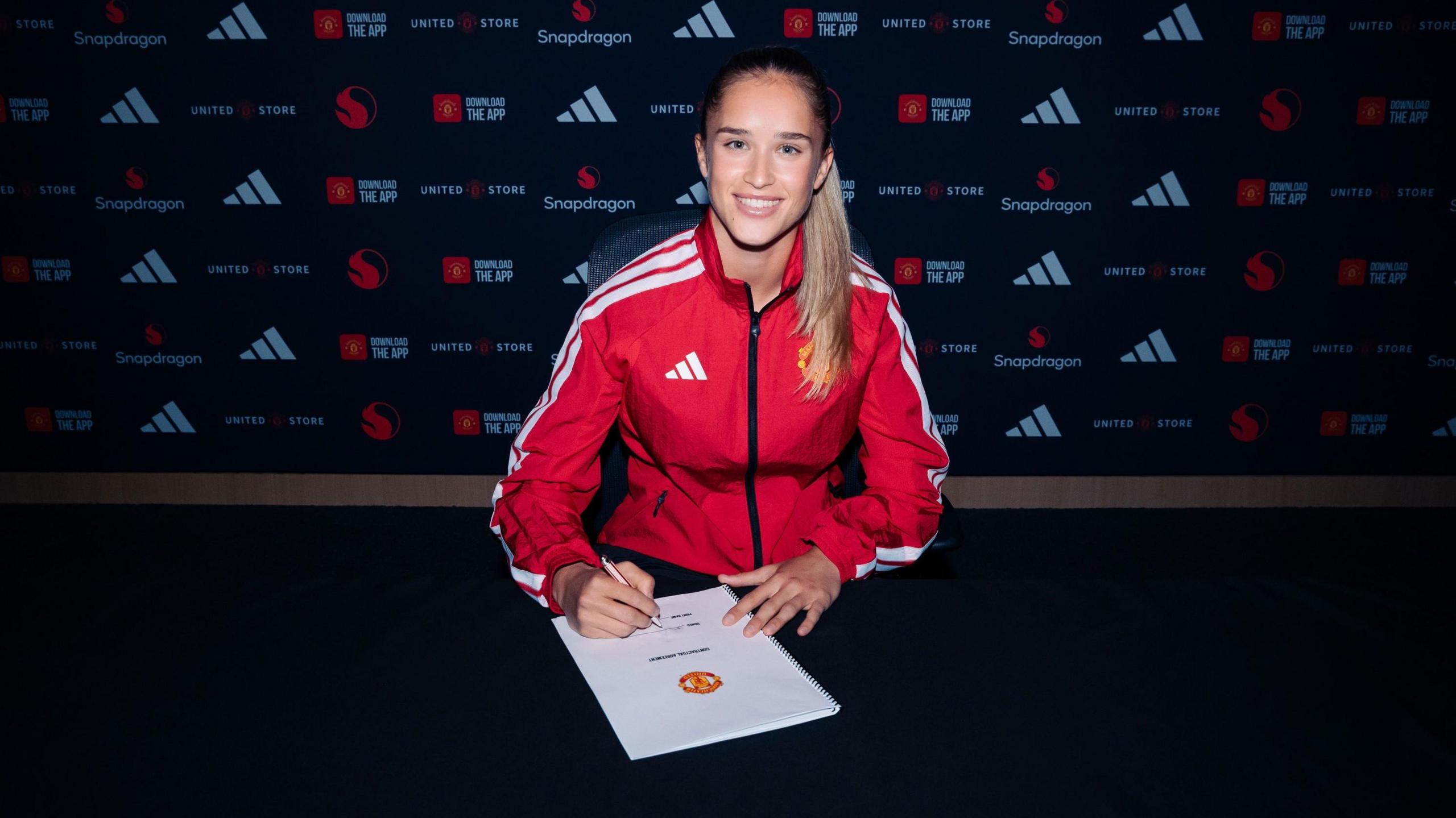 Andrea Medina signing contract 