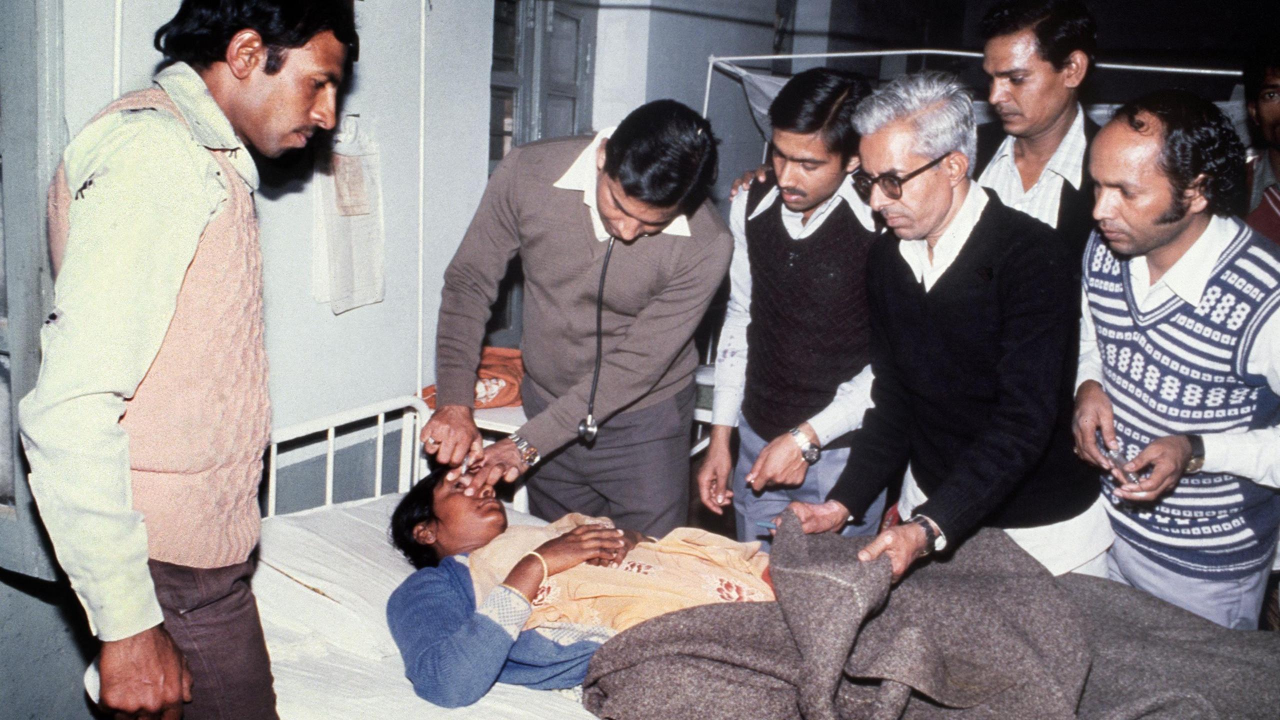 A blinded victim of the Bhopal tragedy receives first aid from doctors at Bhopal's hospital on December 04, 1984 after a poison gas leak from the Union Carbide factory killed 20000 persons and injured around 300000. The tragedy occurred when a storage tank at a pesticide plant run by Union Carbide exploded and poured cyanide gas into the air, immediately killing more than 3,500 slum dwellers. (Photo by BEDI / AFP FILES / AFP) (Photo by BEDI/AFP FILES/AFP via Getty Images)
