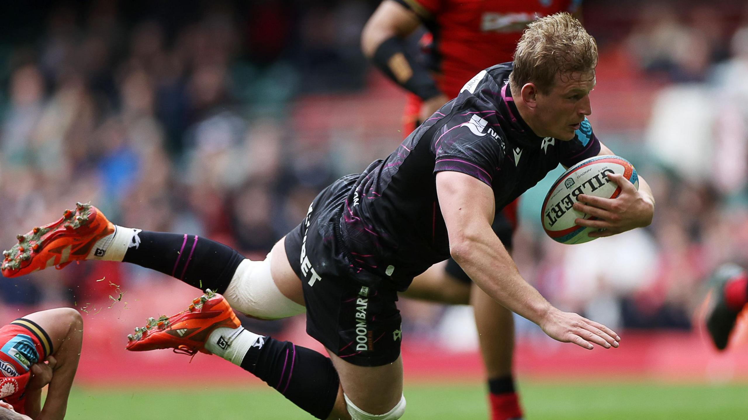 Jac Morgan flying through the air for a try against Cardiff