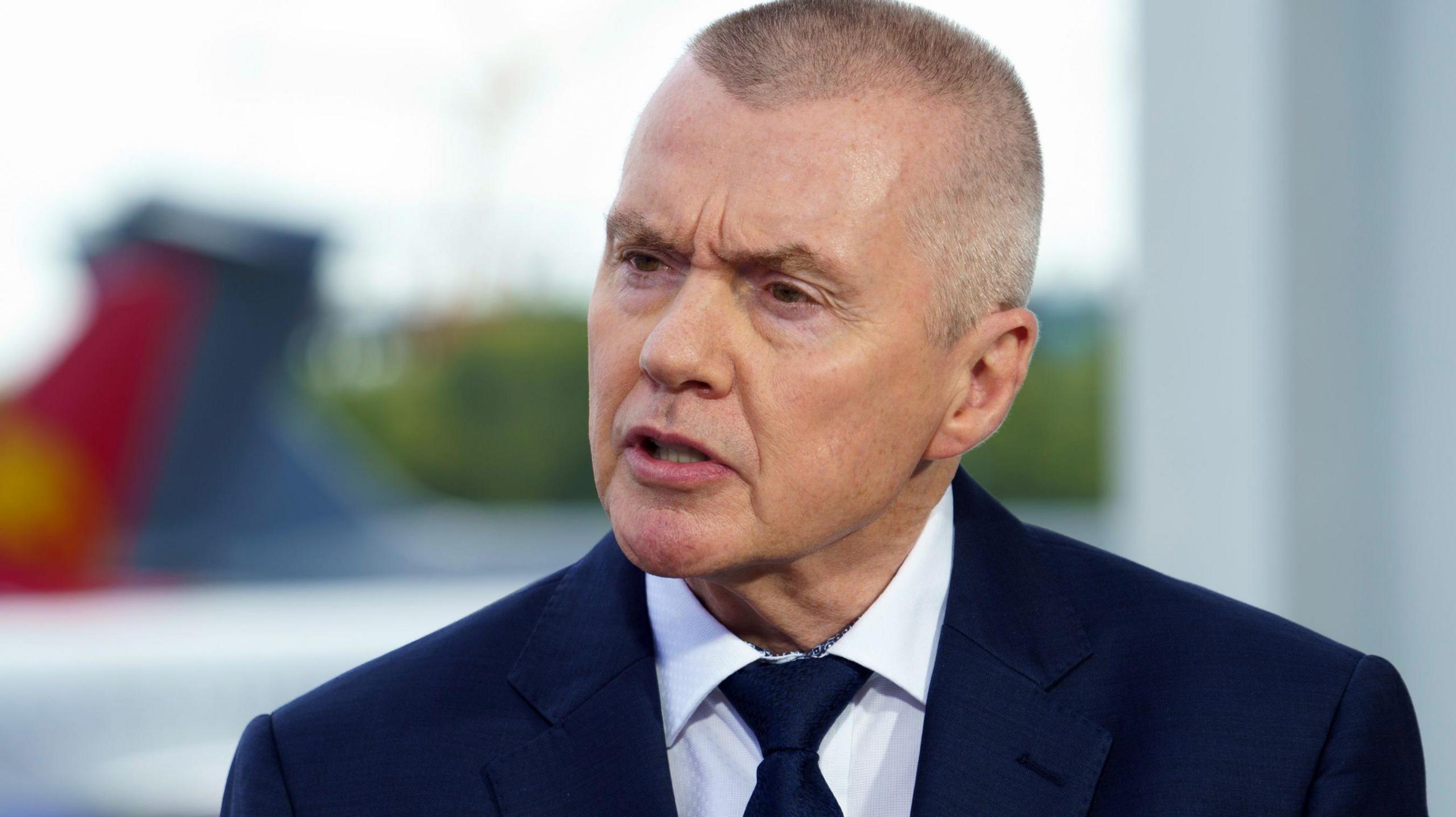 Willie Walsh vesh kostum dhe kravatë.