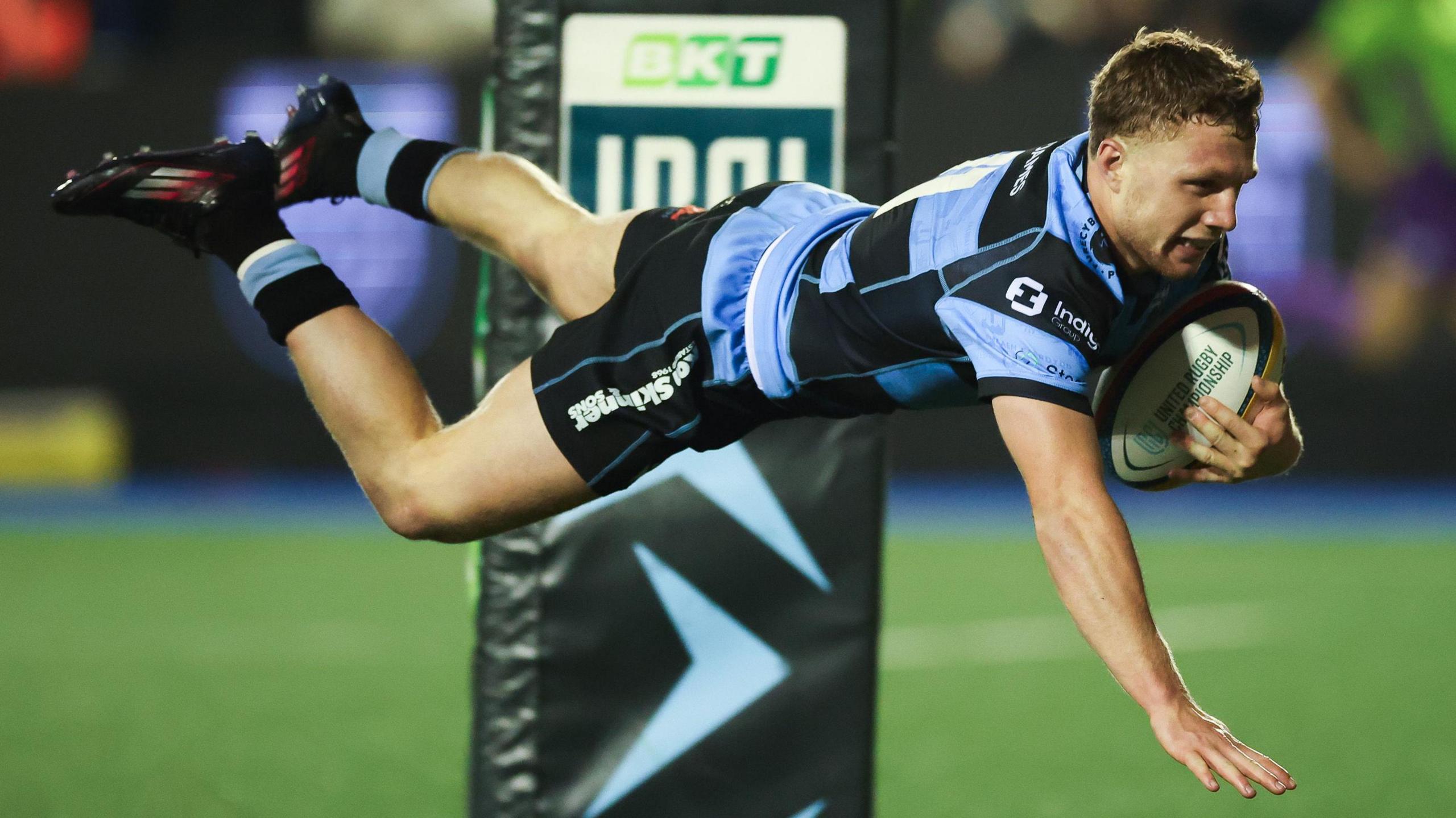 Tom Bowen yn sgorio cais dros Rygbi Caerdydd yn erbyn Connacht