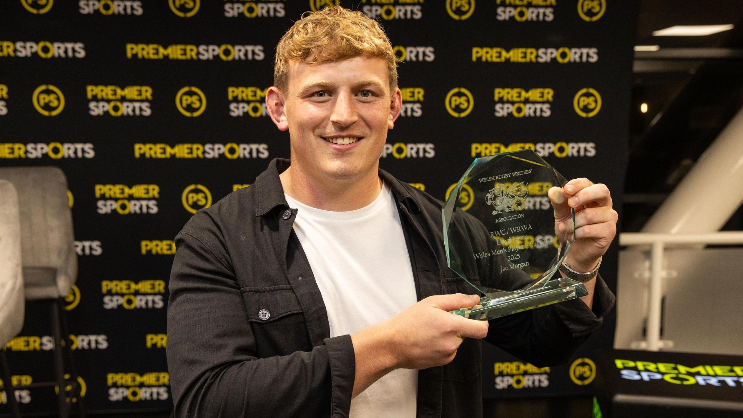Jac Morgan with his Welsh Rugby Writers' Association award for player of the year in 2024-25