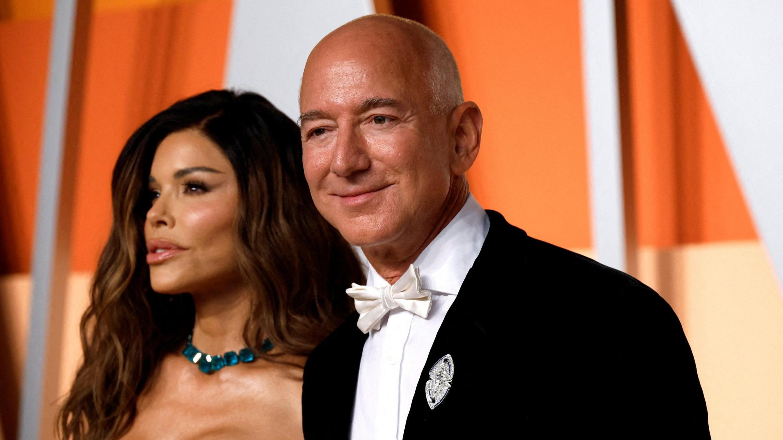 Lauren Sanchez (L) and Jeff Bezos (R)