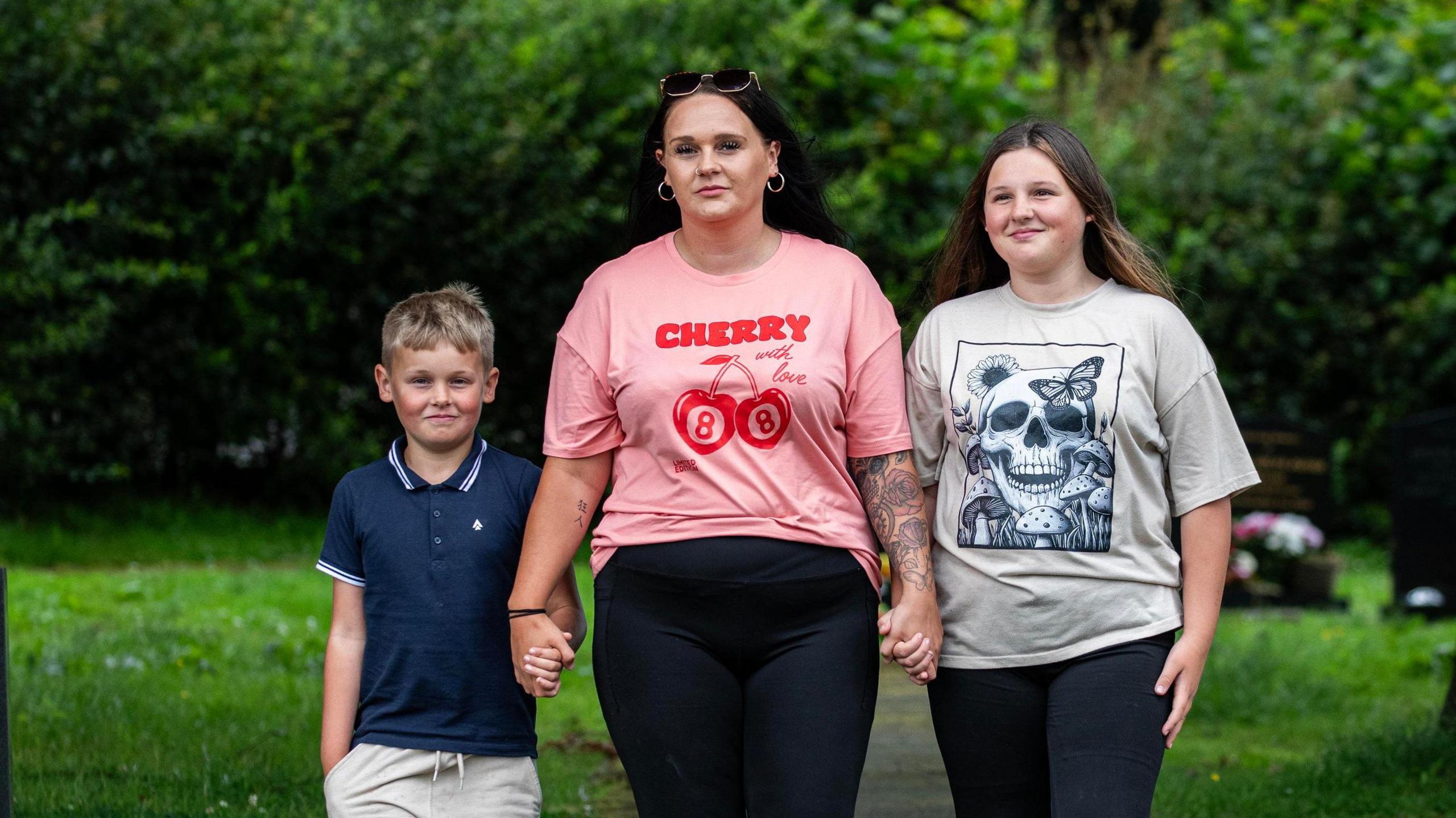 Hazel Jones (canol) a'i merch Amelia (dde) a'i mab (chwith)