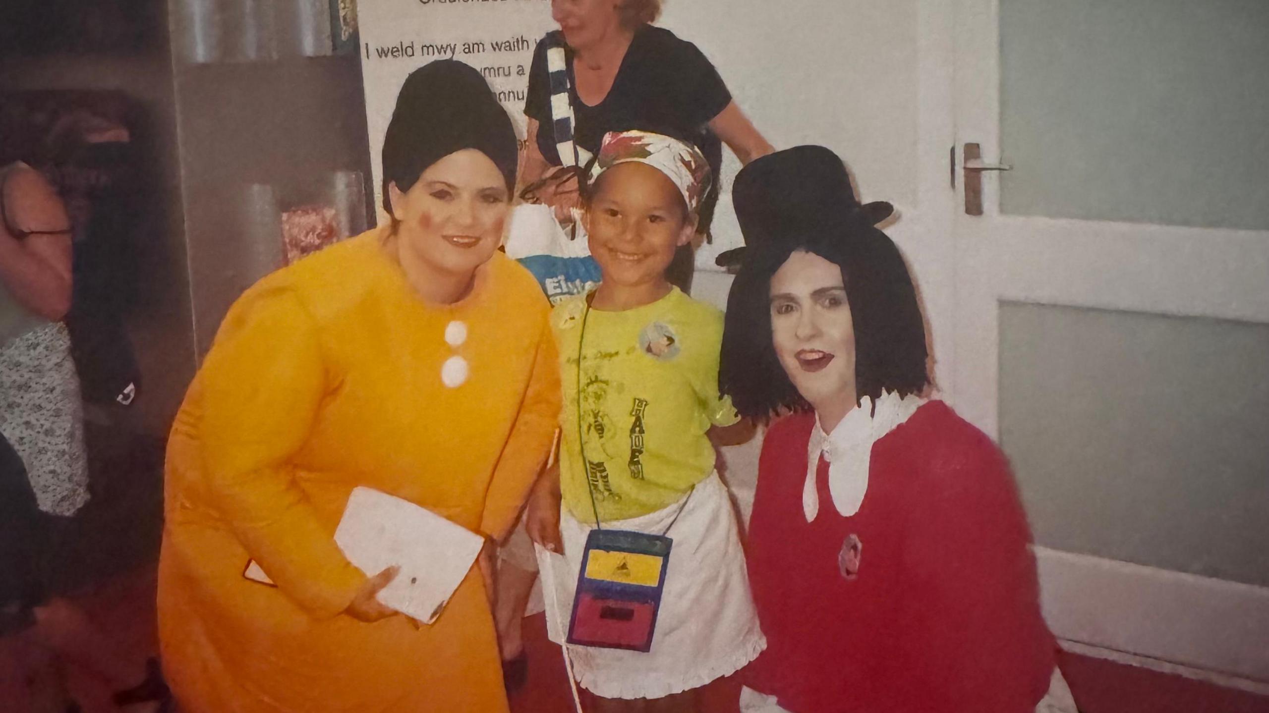 Mali Ann Rees yn blentyn gyda chymeriadau Sali Mali a Jac y Jwc