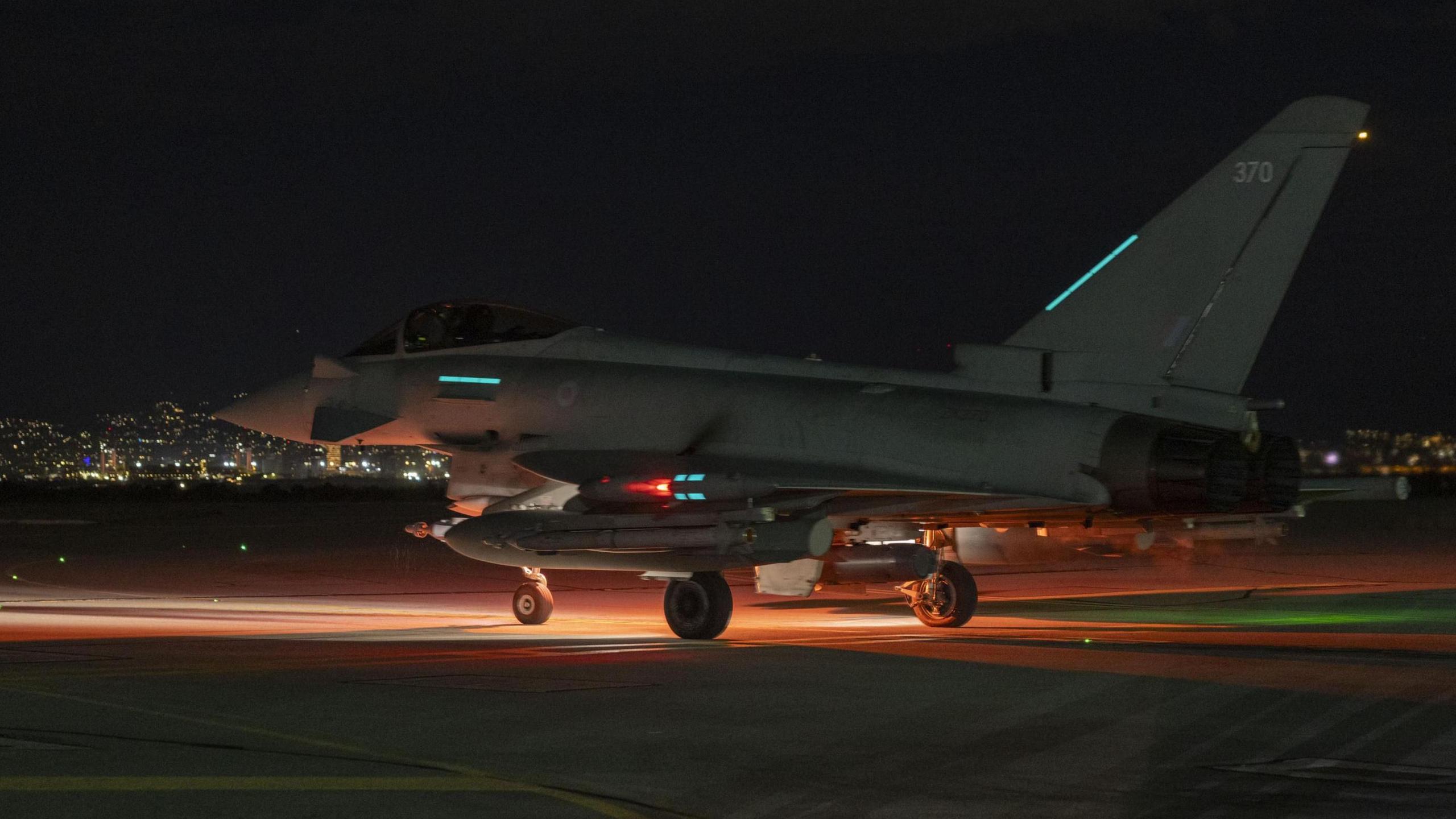 Pamje natën e një avioni luftarak RAF Typhoon duke u ndalur në një pistë para se të nisej për një mision kundër të ashtuquajturit Shtet Islamik në Siri.