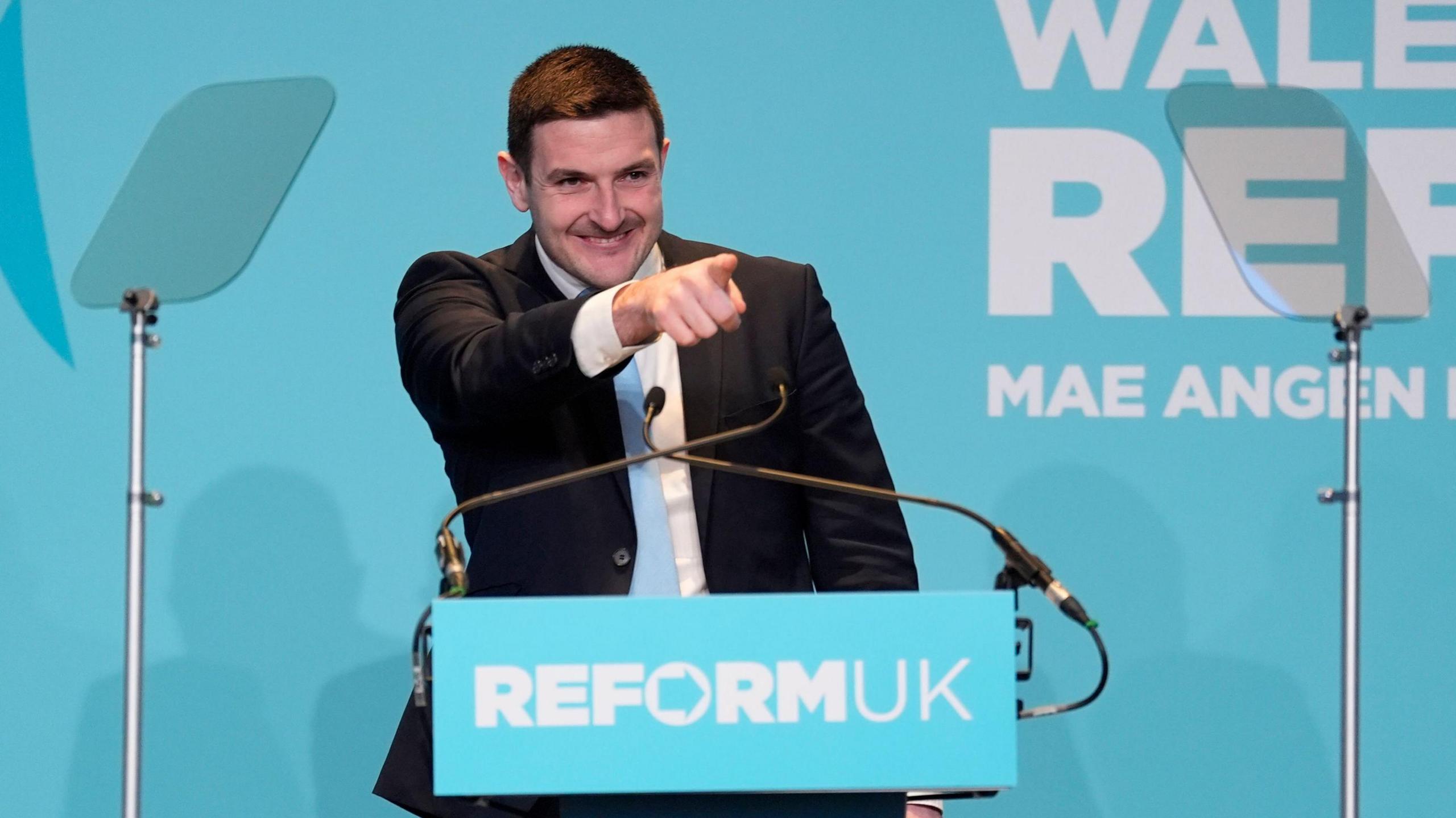 Evans yw ail Aelod o'r Senedd Reform