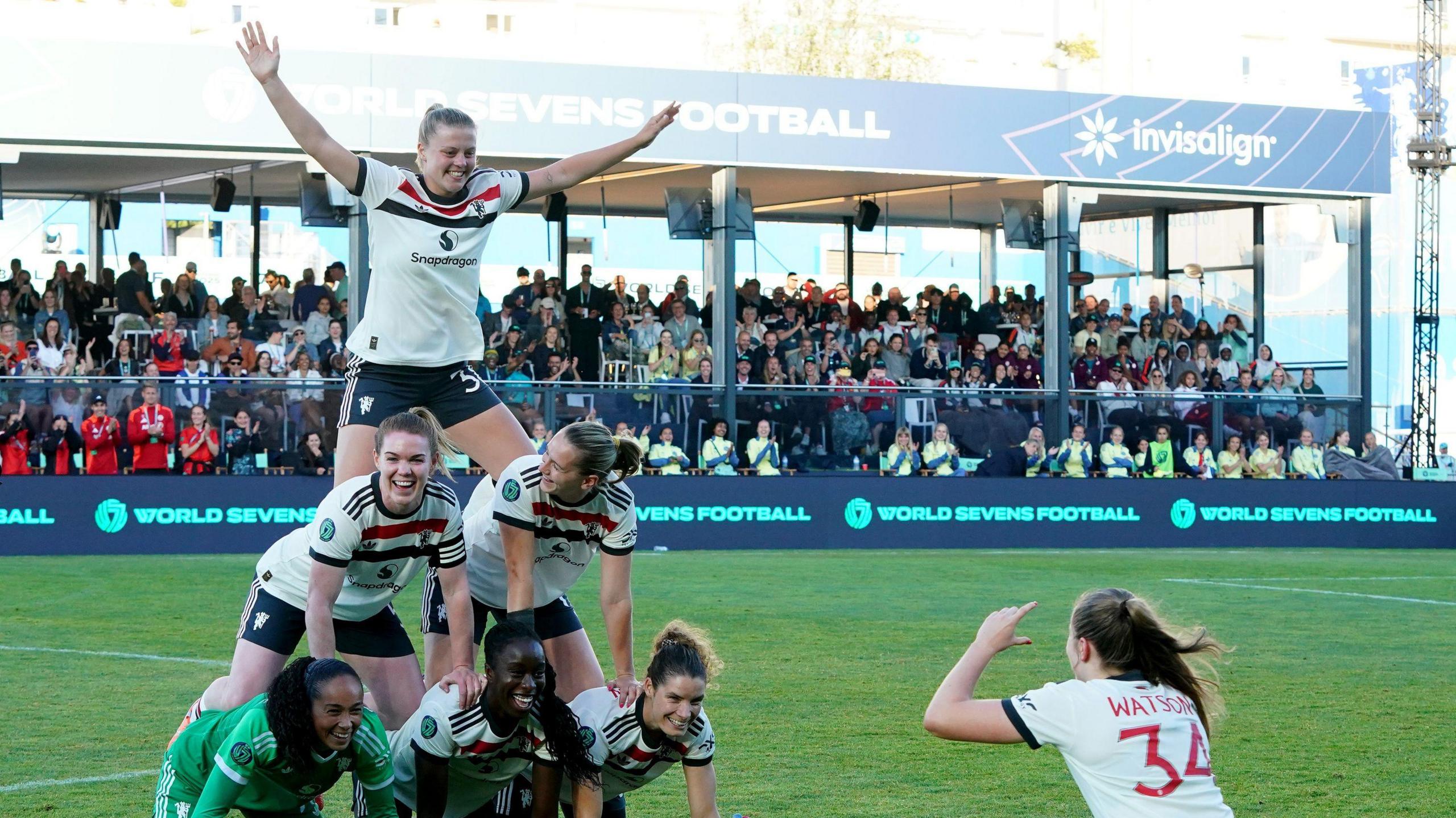 Manchester United players pose for a picture in a pyramid formation 
