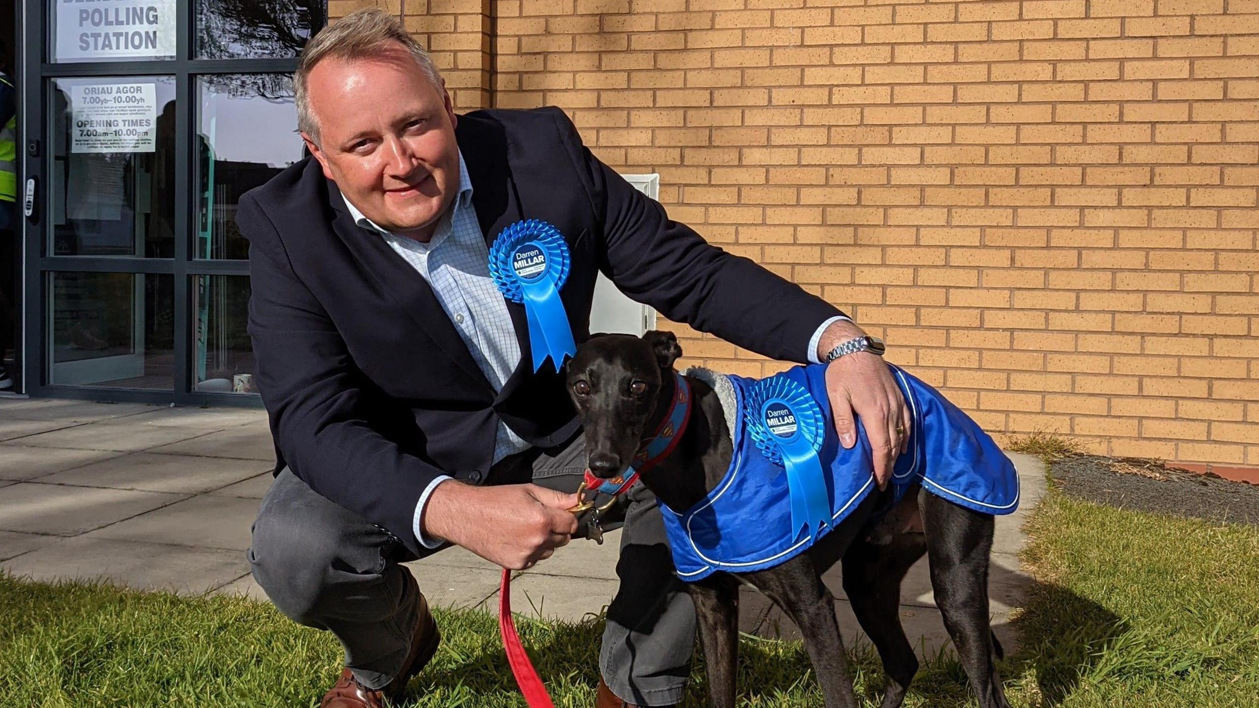 Darren Millar gyda'i gi Blue