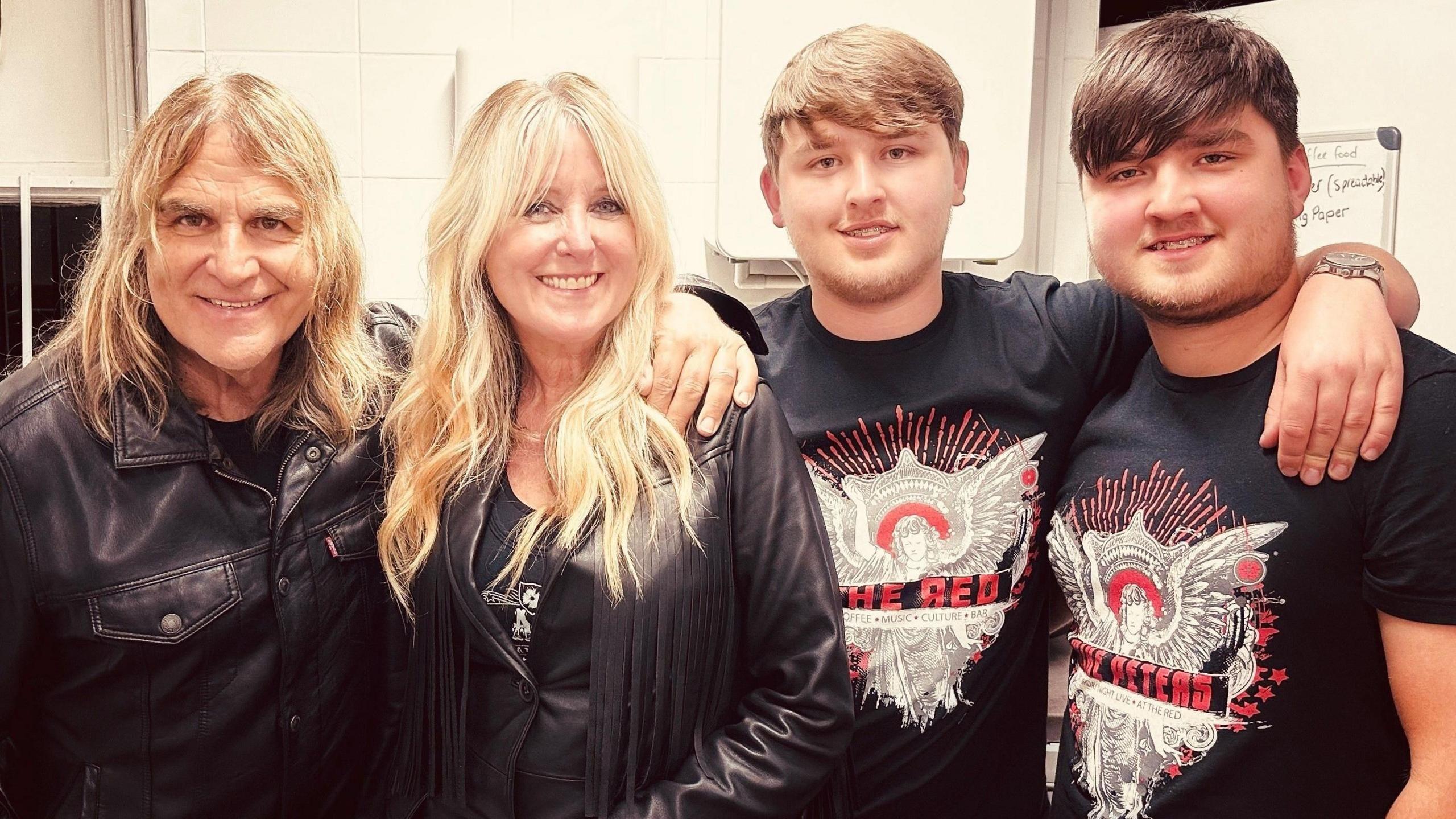 Mike a Jules Peters gyda'u meibion Evan a Dylan