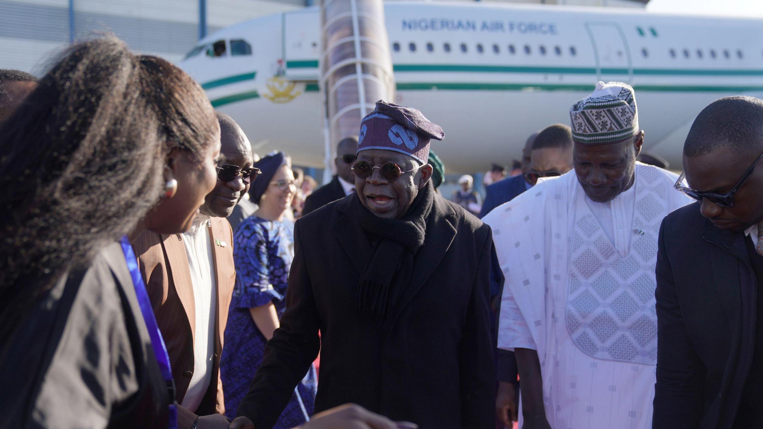 Presidenti Tinubu mbërrin në aeroportin e Stansted, me një aeroplan të Forcave Ajrore Nigeriane pas tij