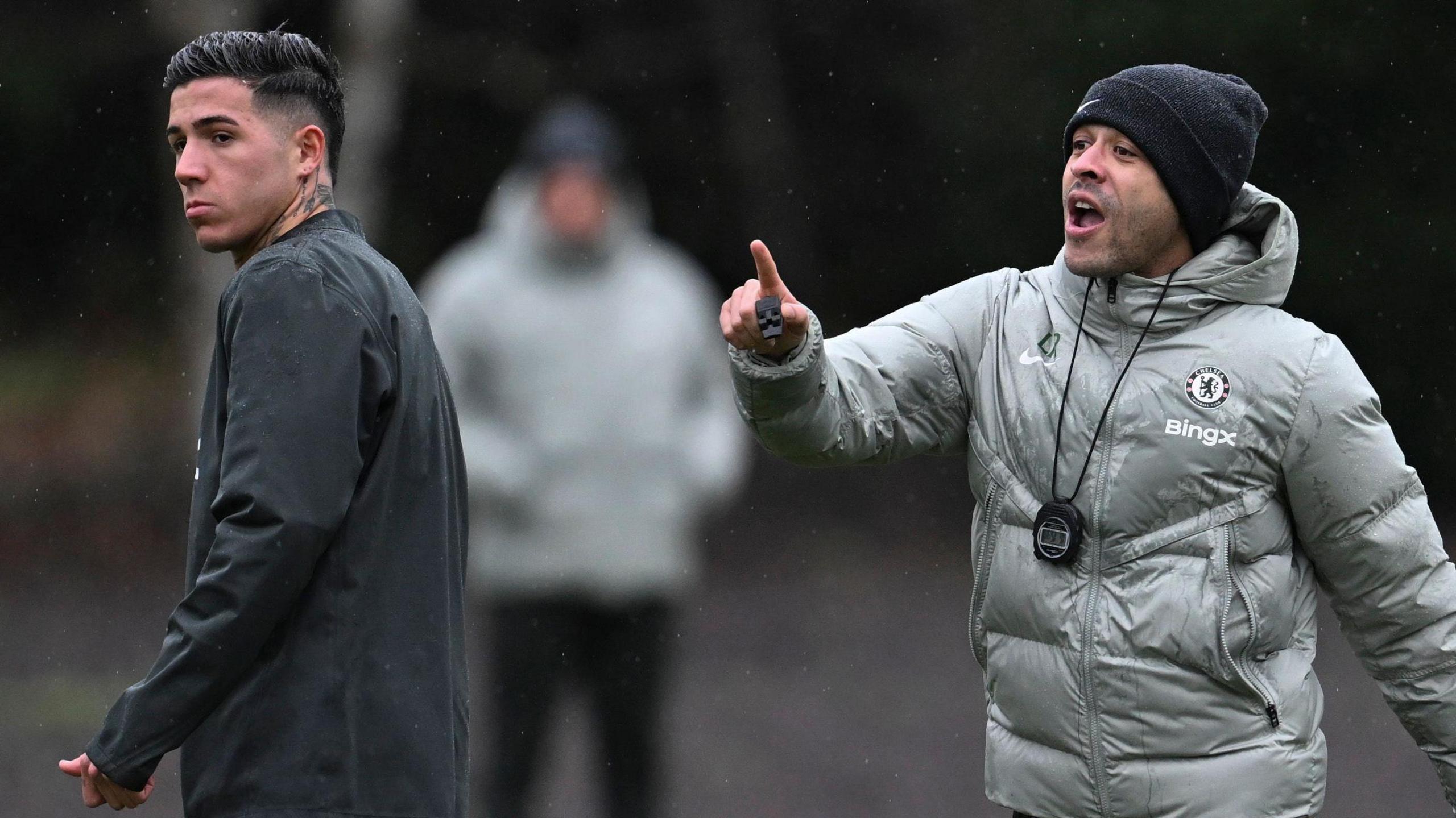 Chelsea midfielder Enzo Fernandez and Blues boss Liam Rosenior during training