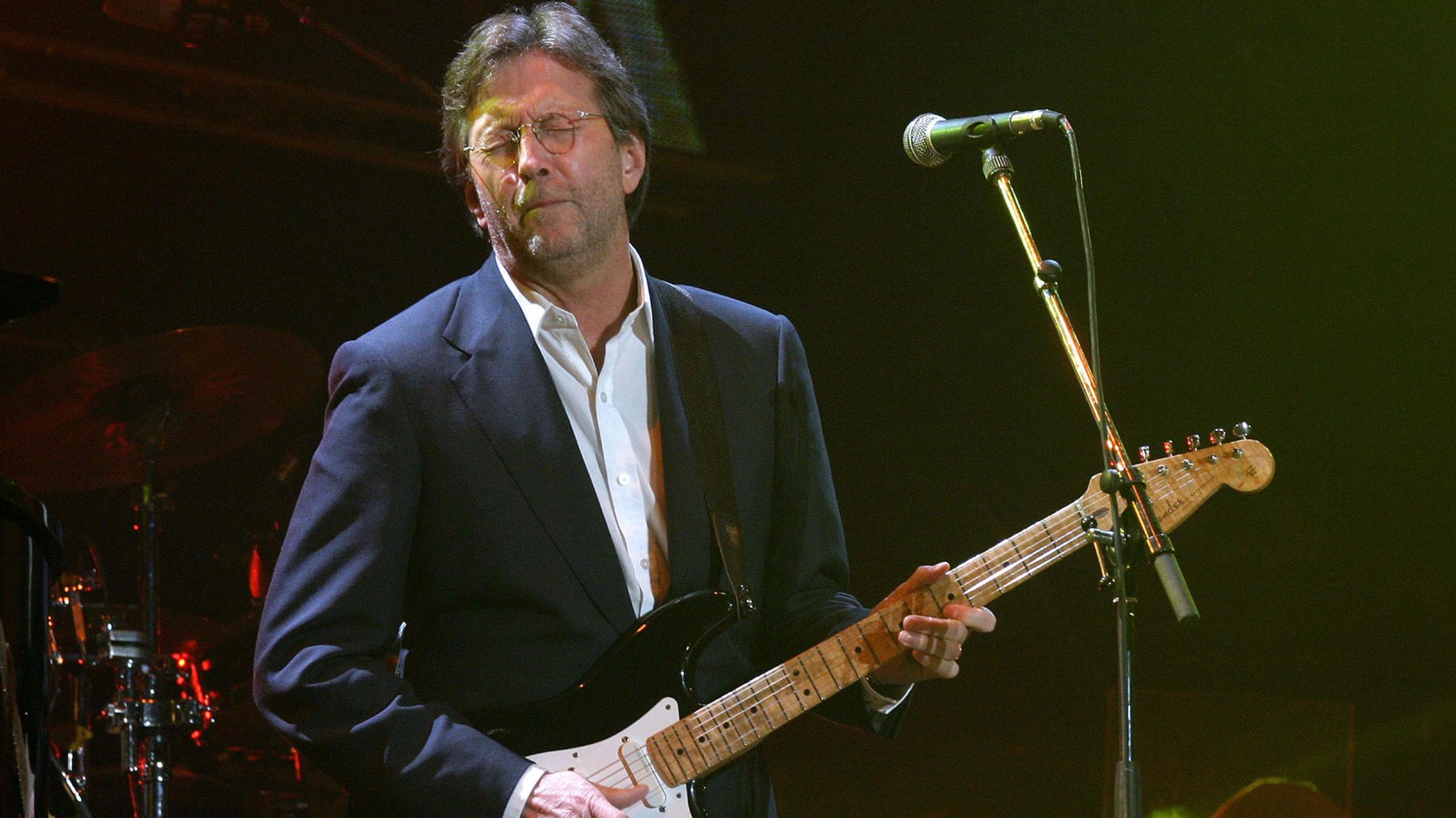 Eric Clapton yn perfformio yng nghyngerdd elusennol Caerdydd yn 2005.